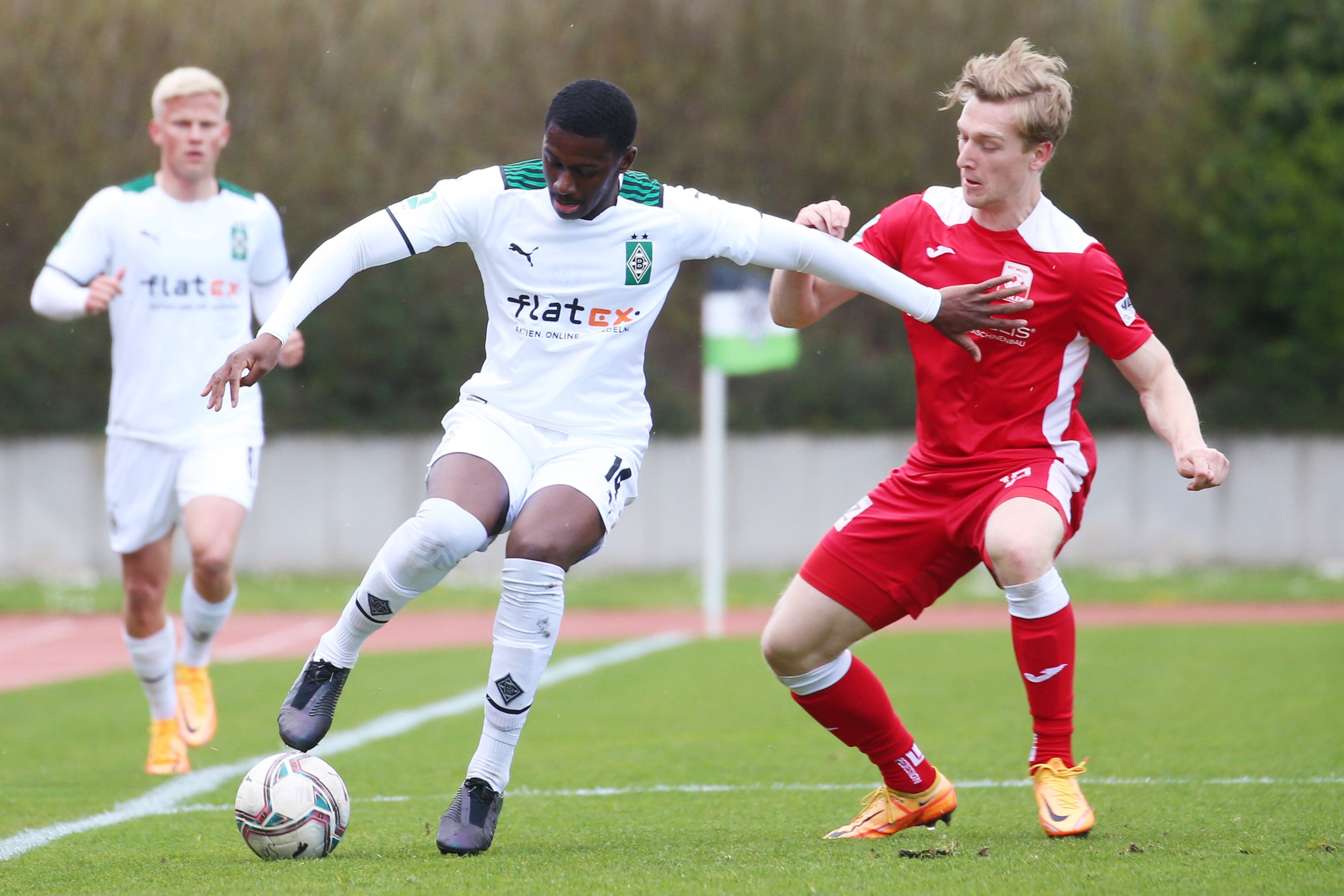 Am 9. April 2022 gab Mamadou Doucouré von Borussia Mönchengladbach (l.) nach 19-monatiger Verletzungspause endlich sein Comeback bei der U23. Das Spiel gegen RW Ahlen gewann der Nachwuchs mit 4:1.