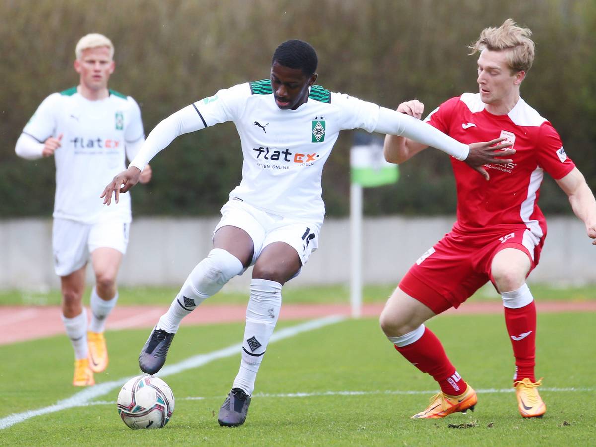 Am 9. April 2022 gab Mamadou Doucouré von Borussia Mönchengladbach (l.) nach 19-monatiger Verletzungspause endlich sein Comeback bei der U23. Das Spiel gegen RW Ahlen gewann der Nachwuchs mit 4:1.