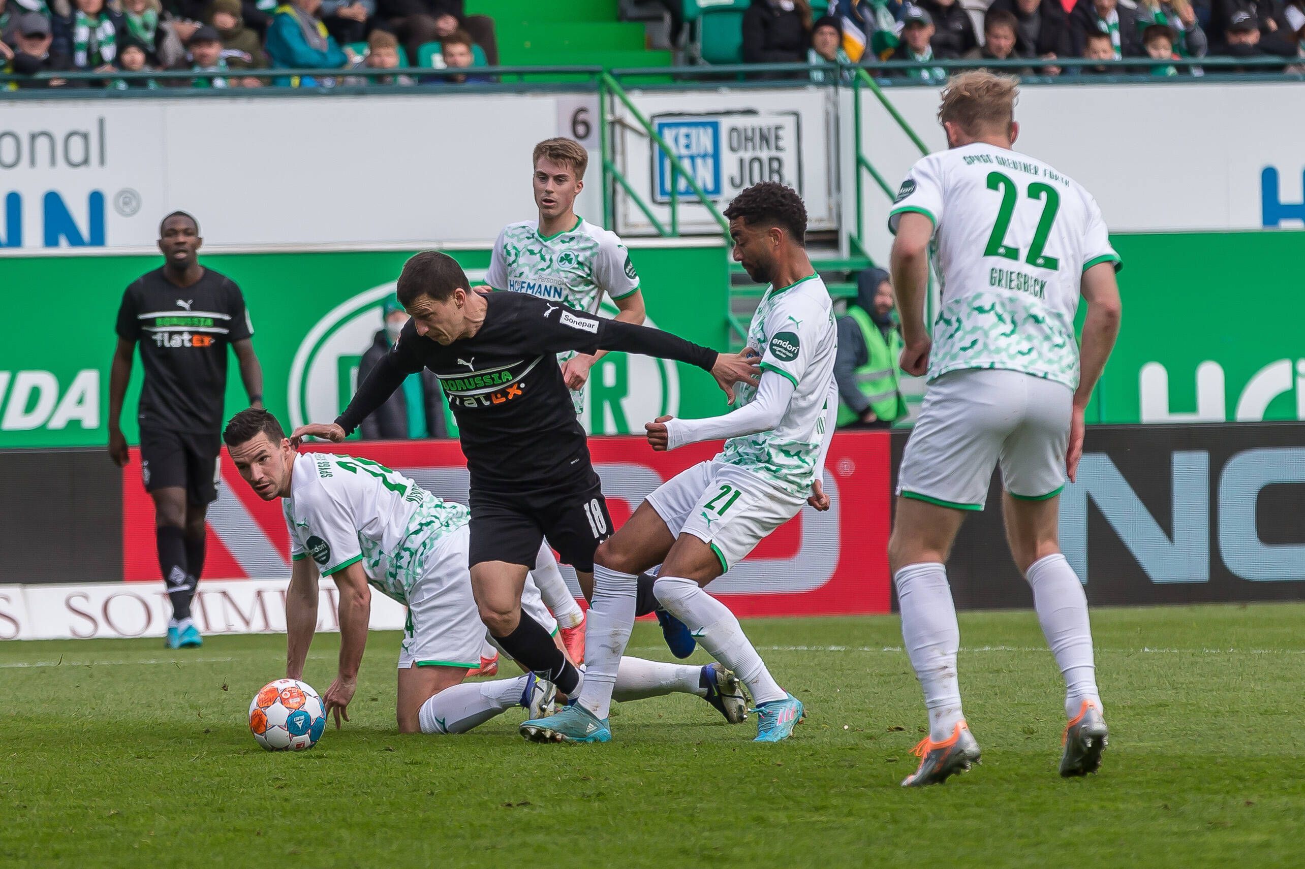 09.04.22, Fuerth, Deutschland, Sportpark Ronhof Thomas Sommer, SpVgg Greuther Fuerth vs. Borussia Moenchengladbach - 1. Bundesliga, Nick Viergever SpVgg Greuther Fuerth, Stefan Lainer Borussia Moenchengladbach und Timothy Tillman SpVgg Greuther Fuerth im Zweikampf, Foul zum Elfmeter Foto H. Langer DFB / DFL REGULATIONS PROHIBIT ANY USE OF PHOTOGRAPHS AS IMAGE SEQUENCES AND/OR QUASI-VIDEO. Fuerth Sportpark Ronhof Thomas Sommer Bayern Deutschland *** 09 04 22, Fuerth, Germany, Sportpark Ronhof Thomas Sommer, SpVgg Greuther Fuerth vs Borussia Moenchengladbach 1 Bundesliga, Nick Viergever SpVgg Greuther Fuerth , Stefan Lainer Borussia Moenchengladbach and Timothy Tillman SpVgg Greuther Fuerth in duel, Foul to the penalty photo H Langer DFB DFL REGULATIONS PROHIBIT ANY USE OF PHOTOGRAPHS AS IMAGE SEQUENCES AND OR QUASI VIDEO Fuerth Sportpark Ronhof Thomas Sommer Bayern Germany PUBLICATIONxINxGERxSUIxAUTxONLY / 541_GRFBMG20220409_027 / Langer-541