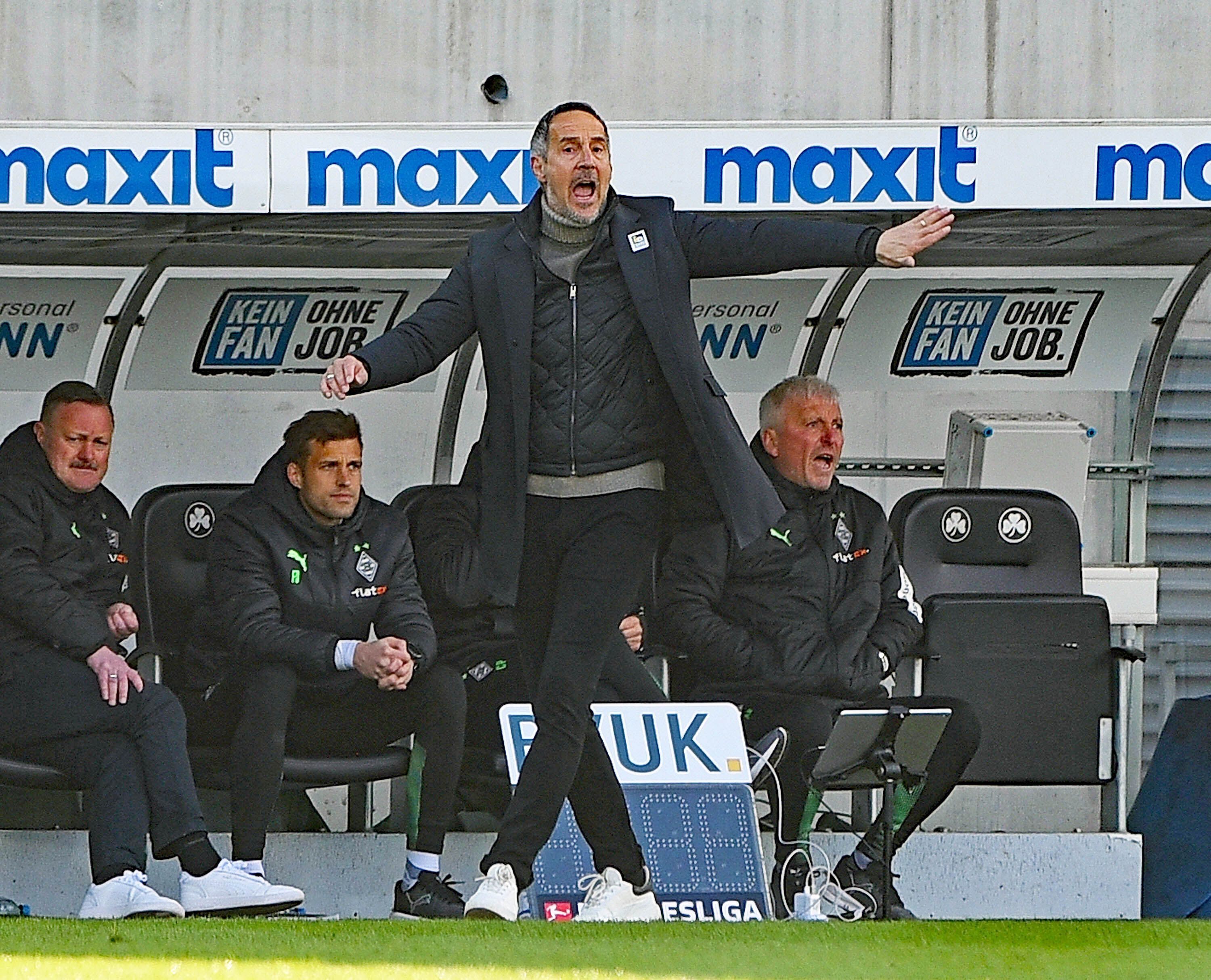 Gladbach-Trainer Adi Hütter (M.) dirigiert seine Spieler während des Bundesliga-Spiels (9. April 2022) bei Greuther Fürth. Der Österreicher brüllt zudem Anweisungen auf das Spielfeld.