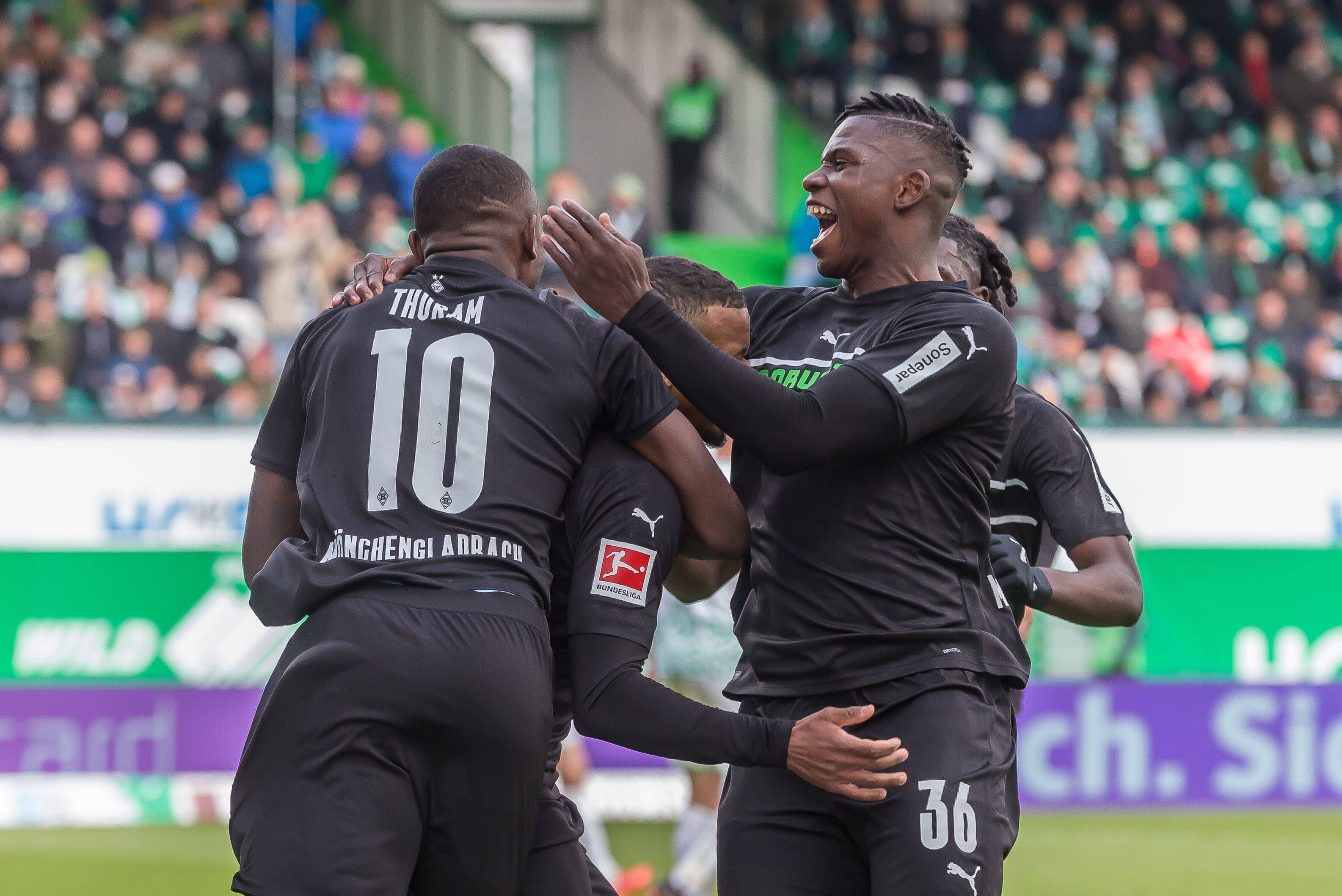 Die Gladbach-Spieler (v.l.n.r.) Marcus Thuram, Alassane Plea, Breel Embolo und Manu Koné bejubeln einen Treffer während der Bundesliga-Partie gegen Greuther Fürth (9. April 2022). Die Spieler umarmen sich.
