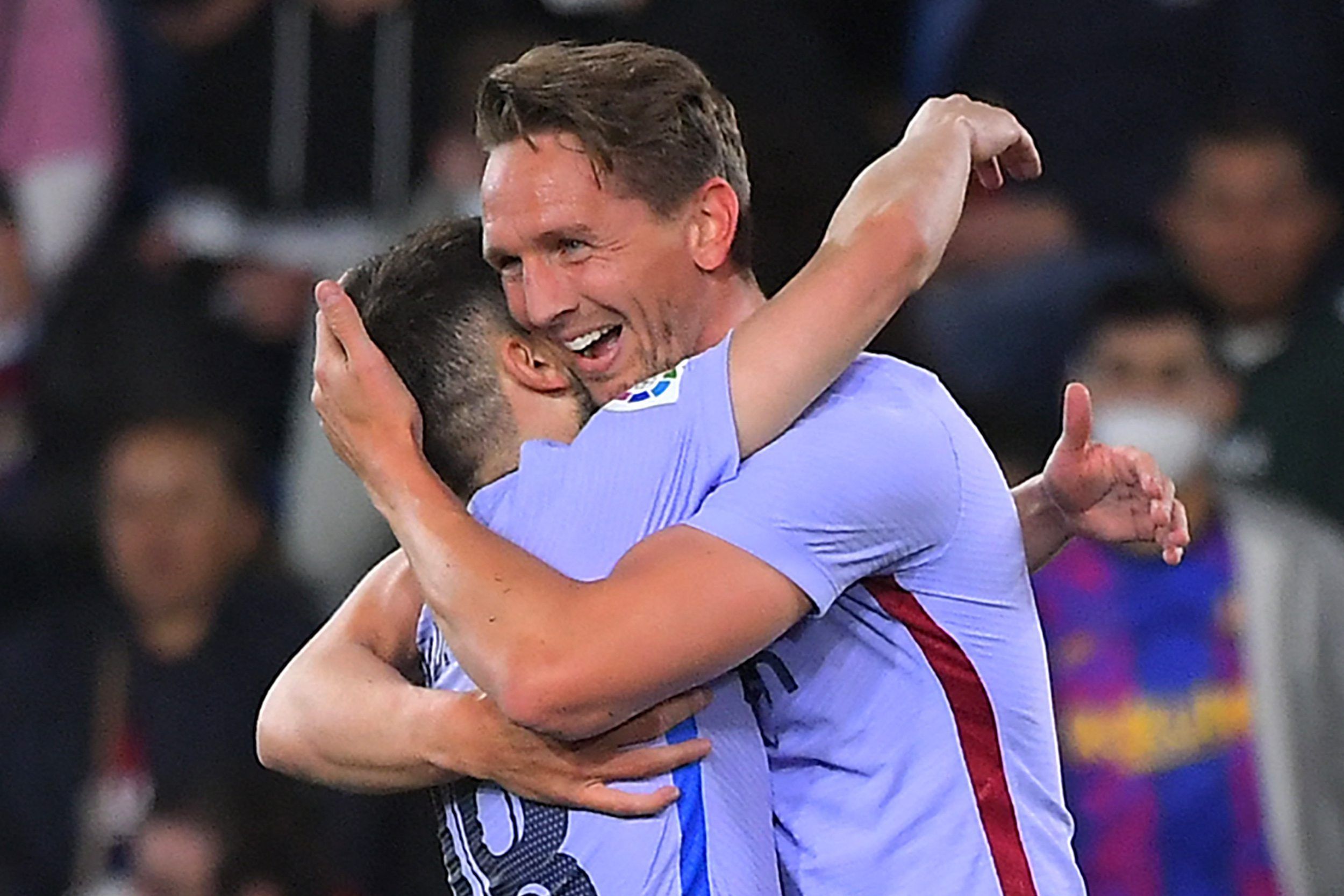 Luuk de Jong (rechts) jubelt im Trikot des FC Barcelona zusammen mit Jordi Alba über den 3:2-Sieg bei UD Levante am 10. April 2022.
