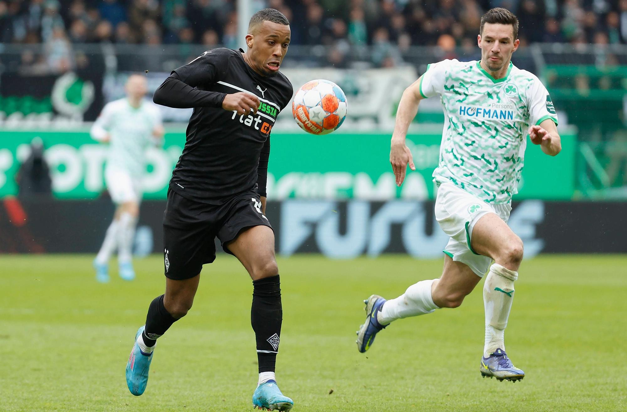 Stürmer Alassane Plea von Borussia Mönchengladbach im Laufduell mit Nick Viergever von Greuther Fürth am 09. April 2022. Plea hat den Ball.