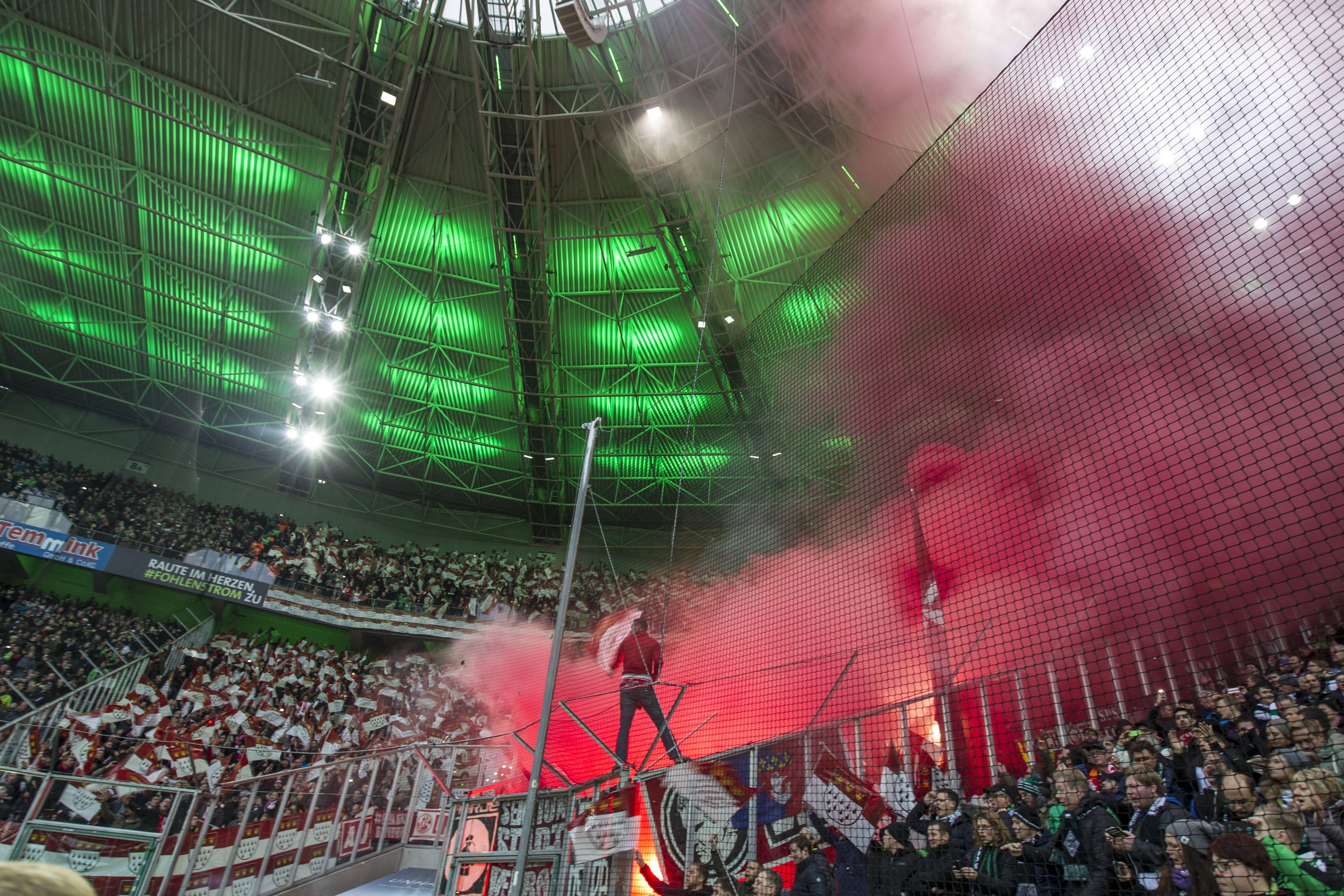 Tausende Köln-Fans im Gladbacher Gästeblock. Dieses Foto aus dem Borussia-Park stammt vom Derby-Duell am 19. November 2016. Aus dem Block steigt roter Rauch auf.