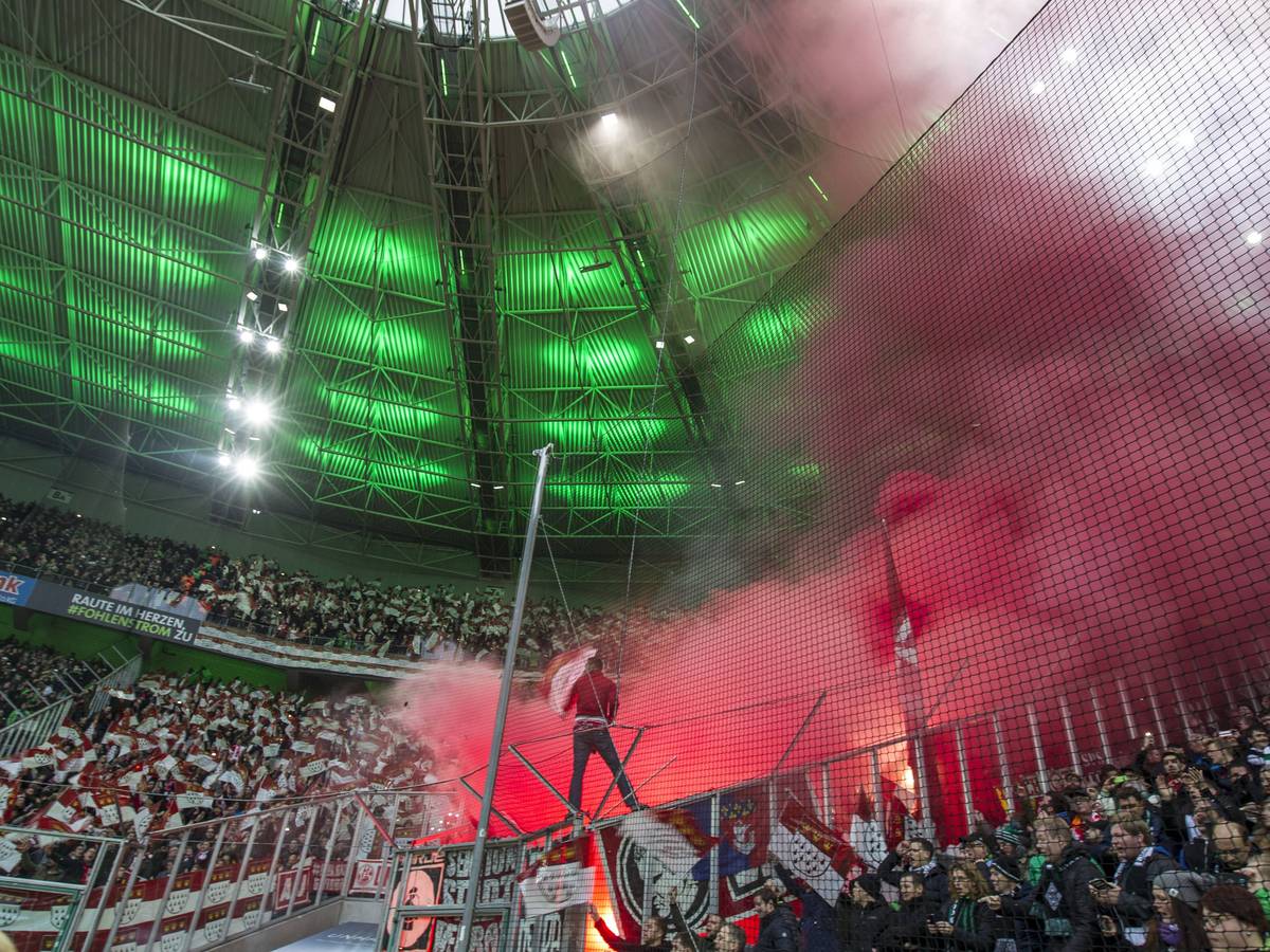 Tausende Köln-Fans im Gladbacher Gästeblock. Dieses Foto aus dem Borussia-Park stammt vom Derby-Duell am 19. November 2016. Aus dem Block steigt roter Rauch auf.