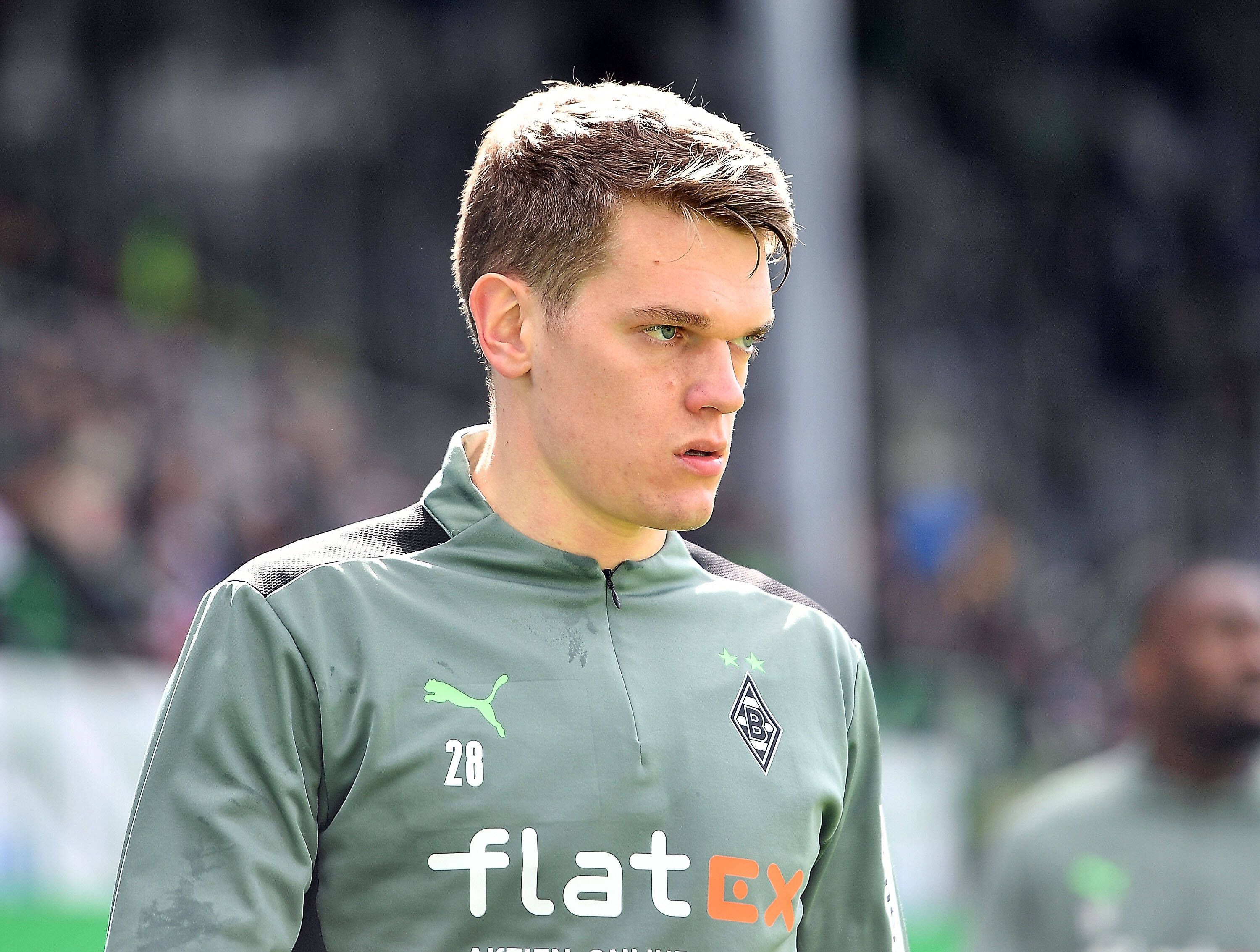 Matthias Ginter, Abwehrspieler von Borussia Mönchengladbach, vor dem Bundesliga-Spiel bei Greuther Fürt am 9. April 2022 fokussiert schauend.