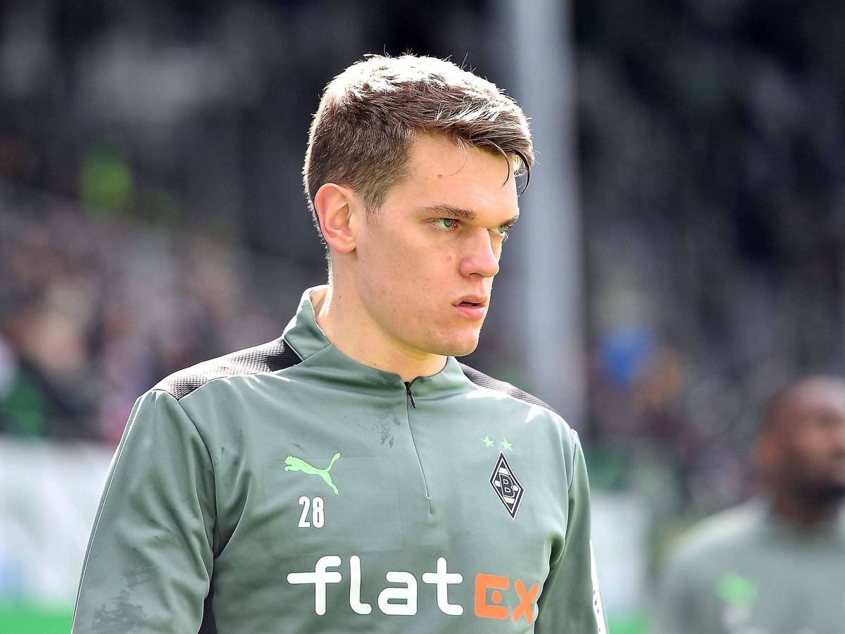 Matthias Ginter, Abwehrspieler von Borussia Mönchengladbach, vor dem Bundesliga-Spiel bei Greuther Fürt am 9. April 2022 fokussiert schauend.