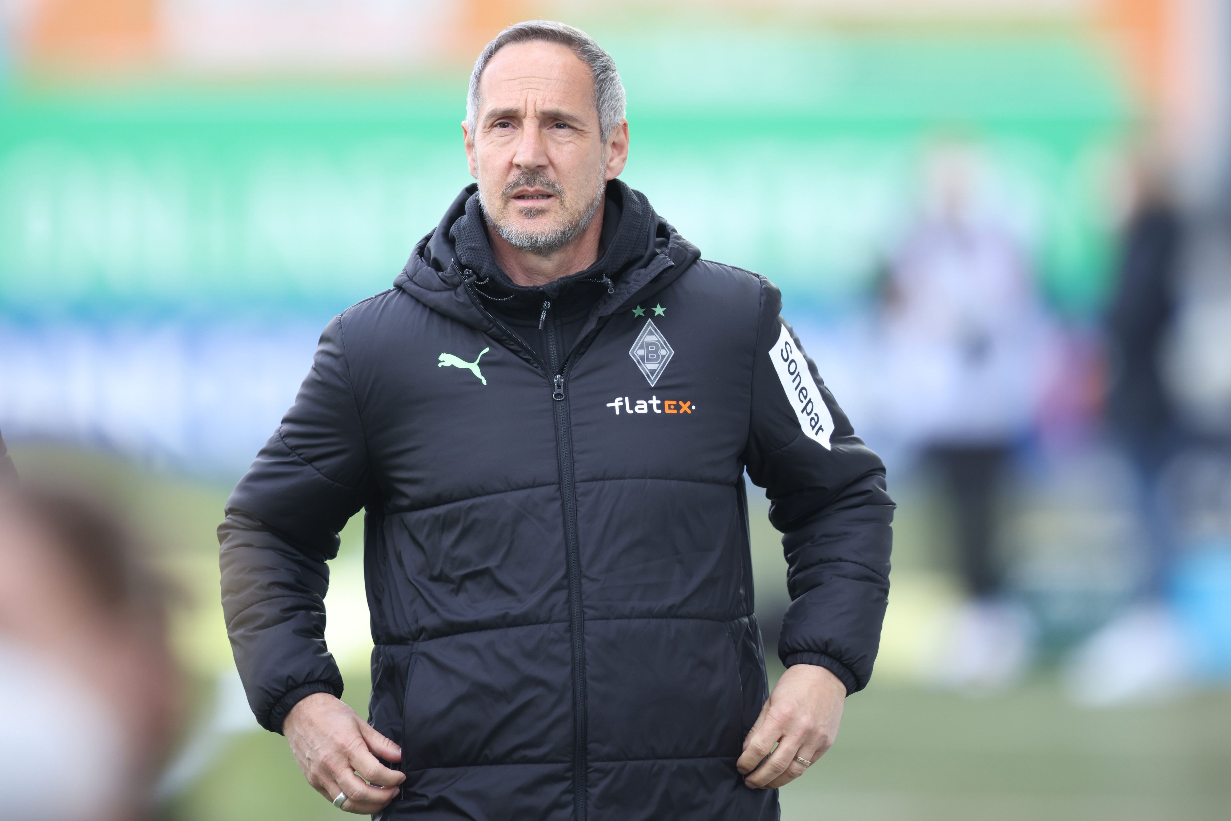 09.04.2022, Bayern, Fürth: Fußball: Bundesliga, SpVgg Greuther Fürth - Borussia Mönchengladbach, 29. Spieltag, im Sportpark Ronhof Thomas Sommer. Der Trainer Adi Hütter von Borussia Mönchengladbach steht vor Spielbeginn auf dem Platz.