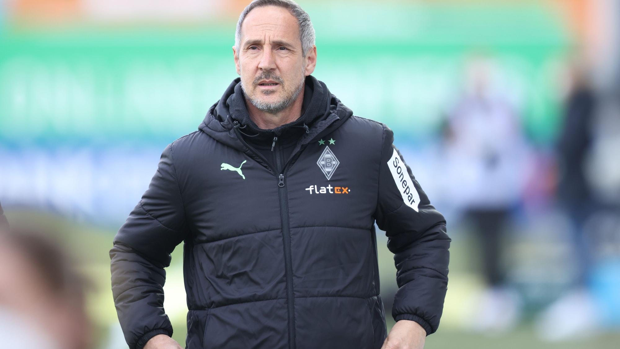 09.04.2022, Bayern, Fürth: Fußball: Bundesliga, SpVgg Greuther Fürth - Borussia Mönchengladbach, 29. Spieltag, im Sportpark Ronhof Thomas Sommer. Der Trainer Adi Hütter von Borussia Mönchengladbach steht vor Spielbeginn auf dem Platz.