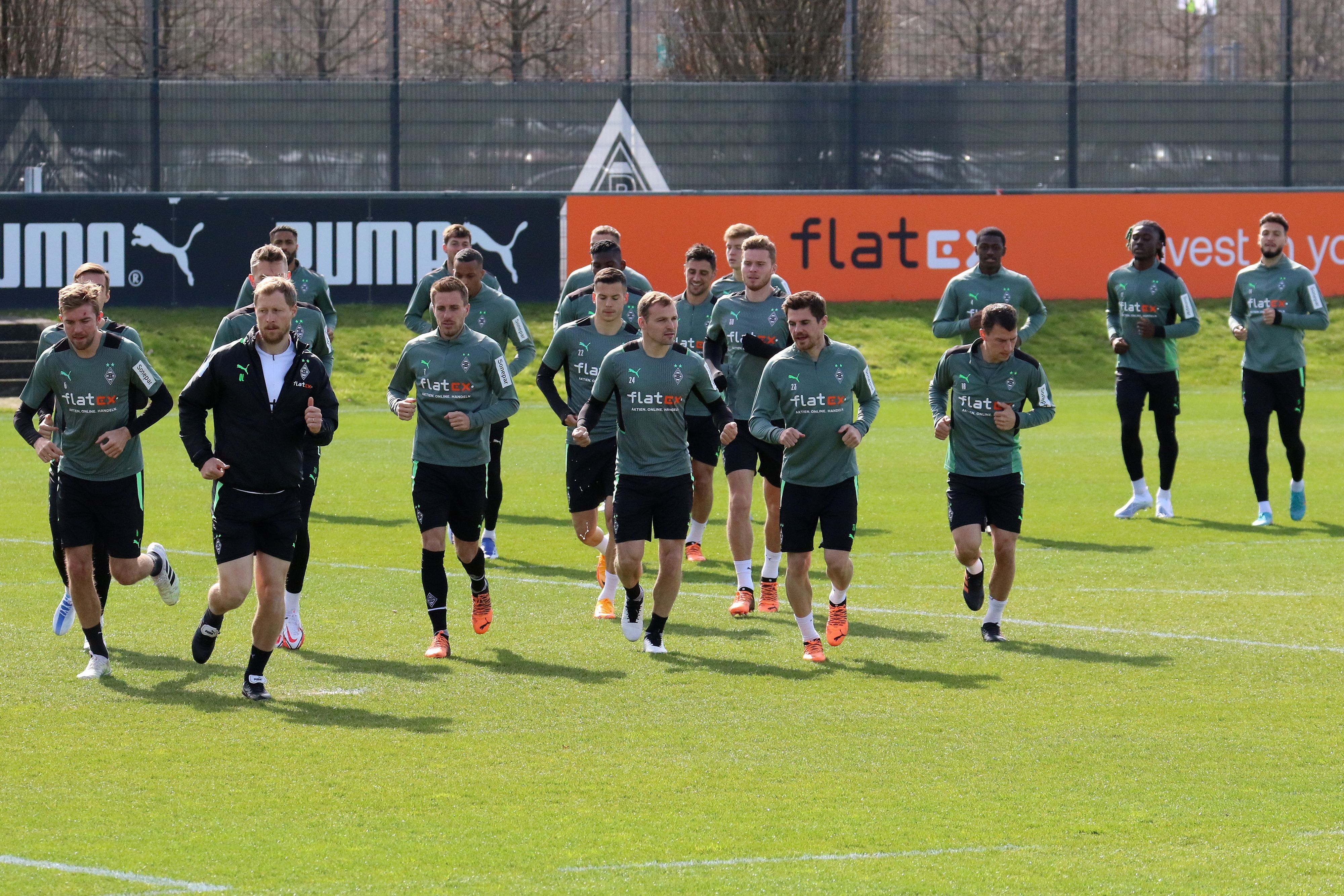 Borussia Mönchengladbach ist am Dienstag (12. April 2022) in die Derby-Woche gestartet. Das Foto zeigt das Team beim Joggen auf dem Trainingsplatz im Borussia-Park.