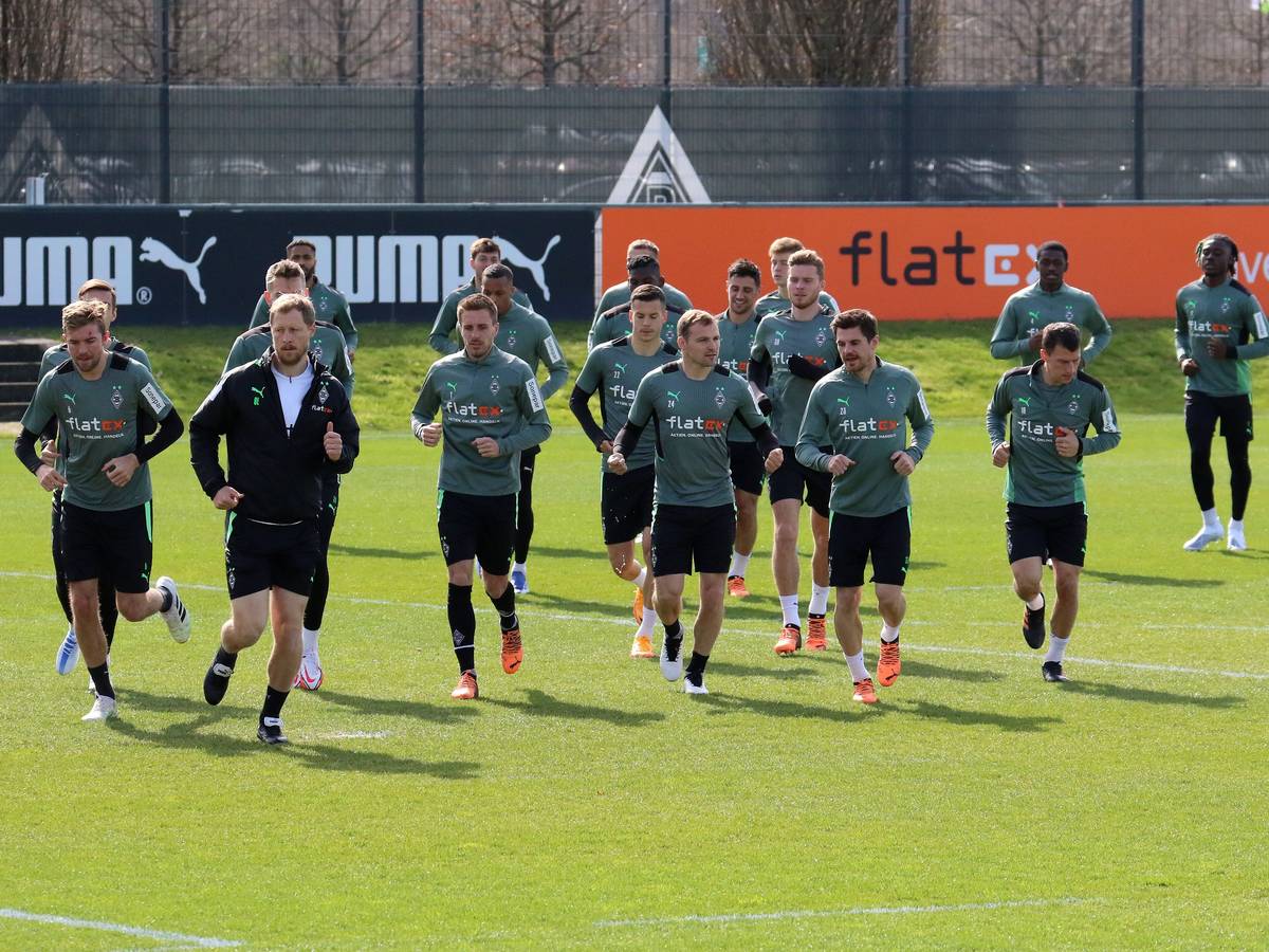 Borussia Mönchengladbach ist am Dienstag (12. April 2022) in die Derby-Woche gestartet. Das Foto zeigt das Team beim Joggen auf dem Trainingsplatz im Borussia-Park.