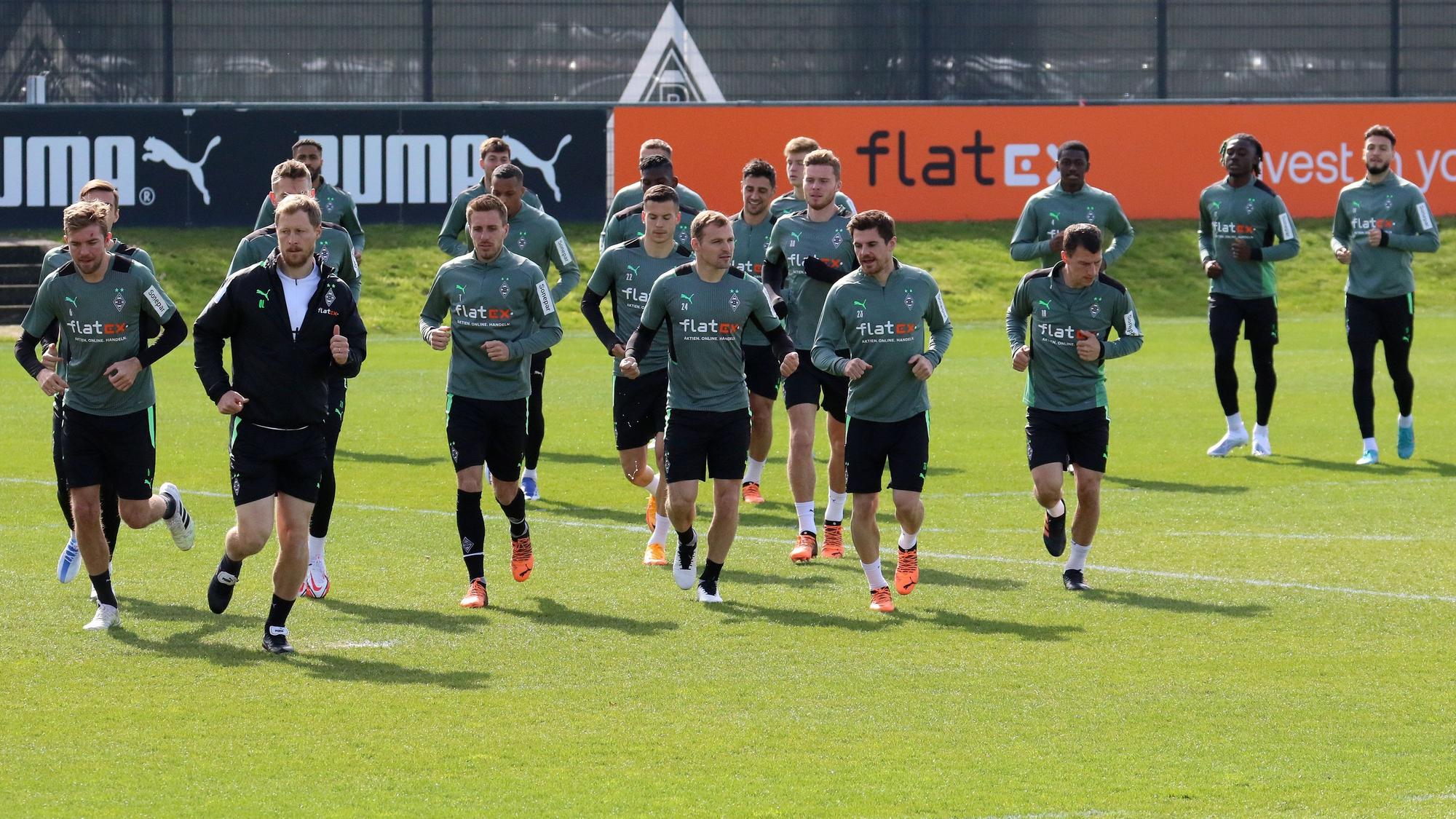 Borussia Mönchengladbach ist am Dienstag (12. April 2022) in die Derby-Woche gestartet. Das Foto zeigt das Team beim Joggen auf dem Trainingsplatz im Borussia-Park.
