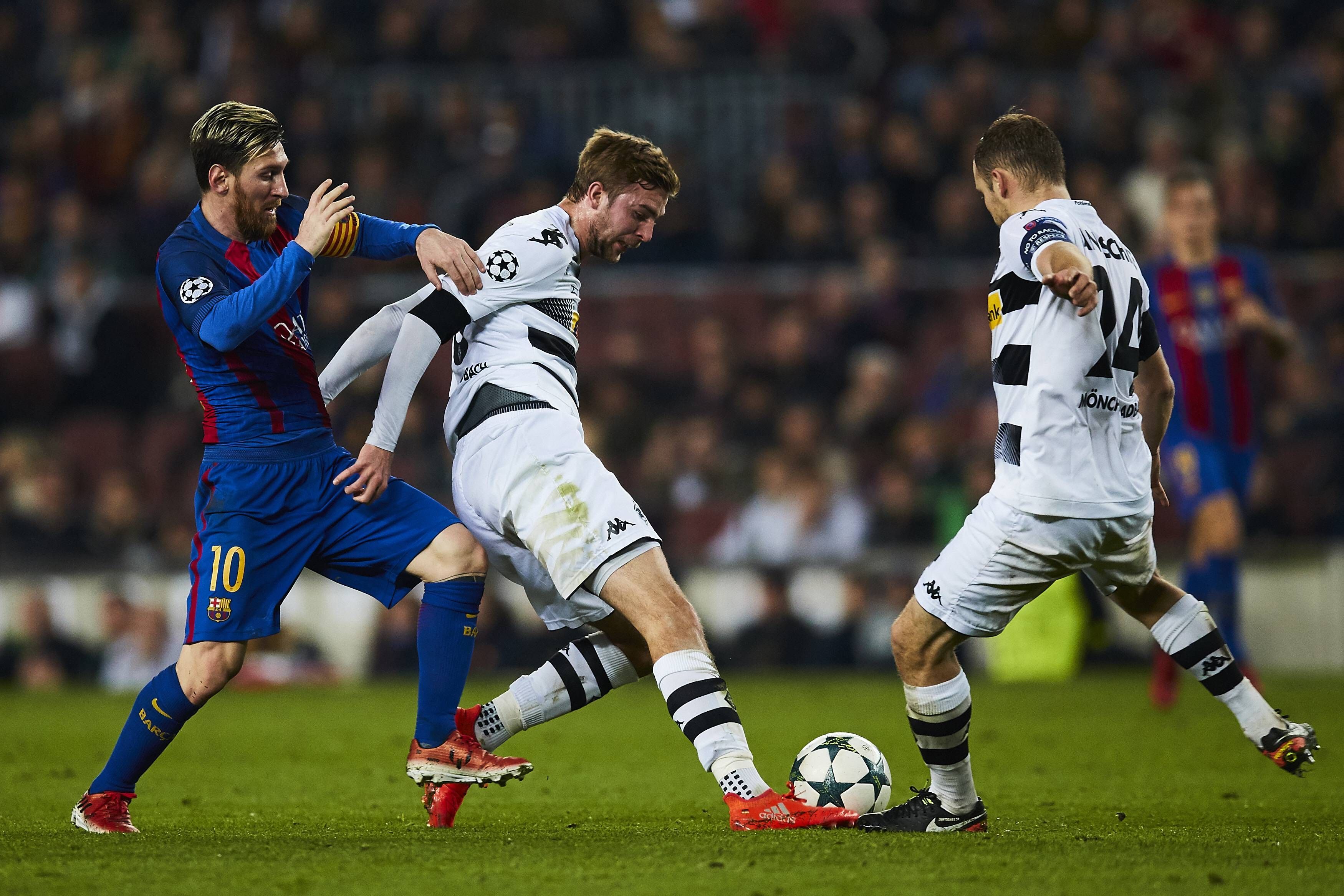 Besonderer Karriere-Moment für Christoph Kramer (M.): In der Champions League traf der 31-Jährige am 12. Dezember 2016 mit Borussia Mönchengladbach auf den FC Barcelona und deren Star-Spieler Lionel Messi (l.).
