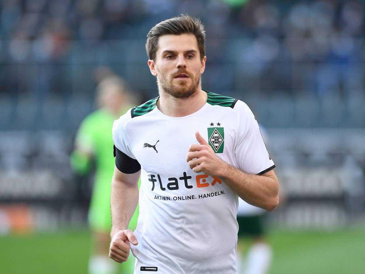 Jonas Hofmann von Borussia Mönchengladbach, hier am 26. Februar 2022 beim Spiel gegen den VfL Wolfsburg über den Rasen laufend.