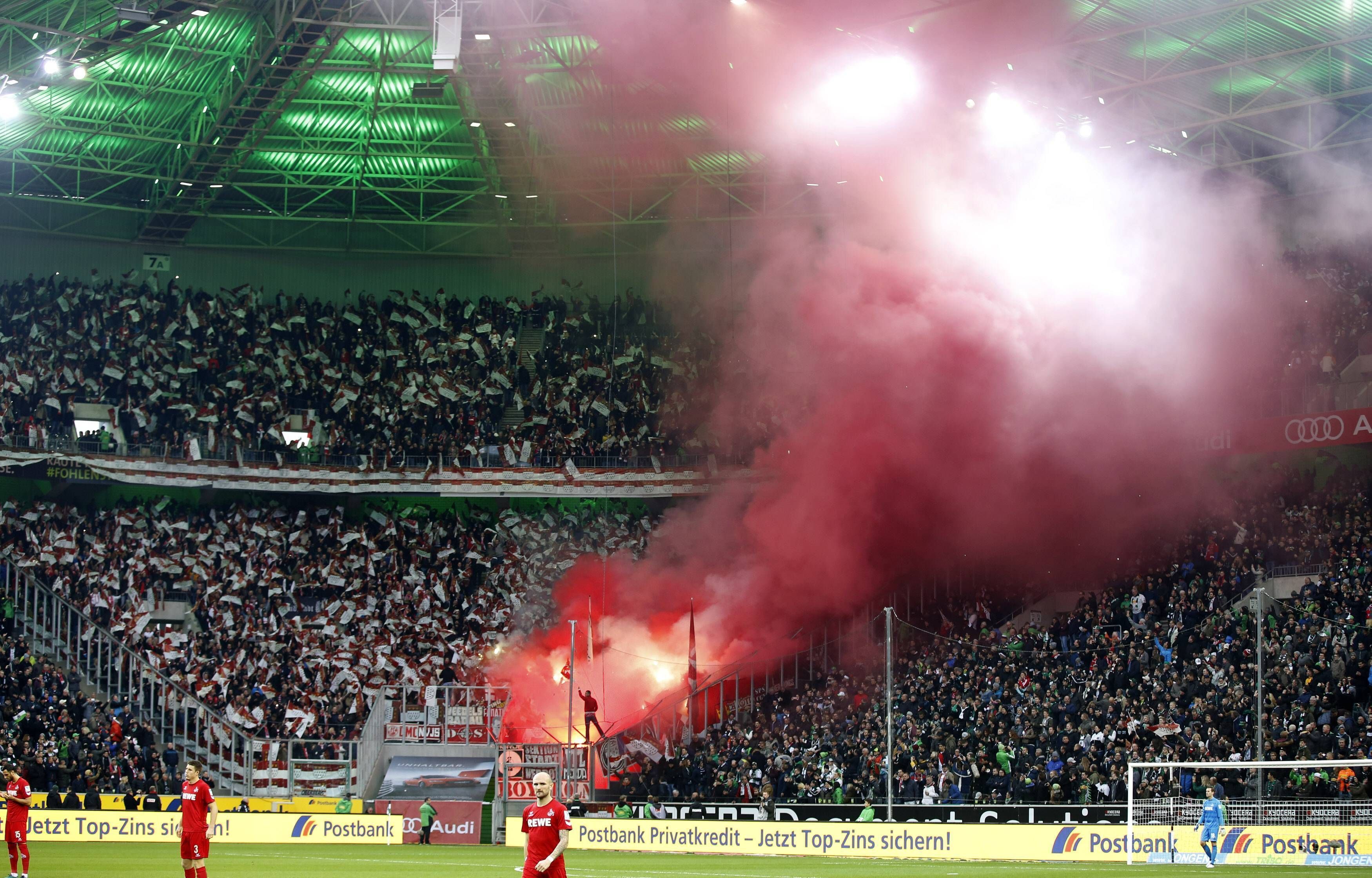 Tausende Köln-Fans zündeln im Gladbacher Gästeblock. Dieses Foto aus dem Borussia-Park stammt vom Derby-Duell am 19. November 2016.