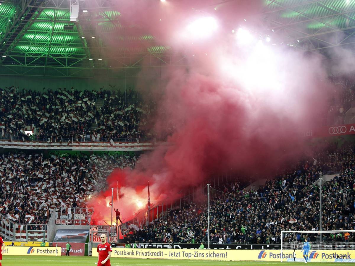 Tausende Köln-Fans zündeln im Gladbacher Gästeblock. Dieses Foto aus dem Borussia-Park stammt vom Derby-Duell am 19. November 2016.