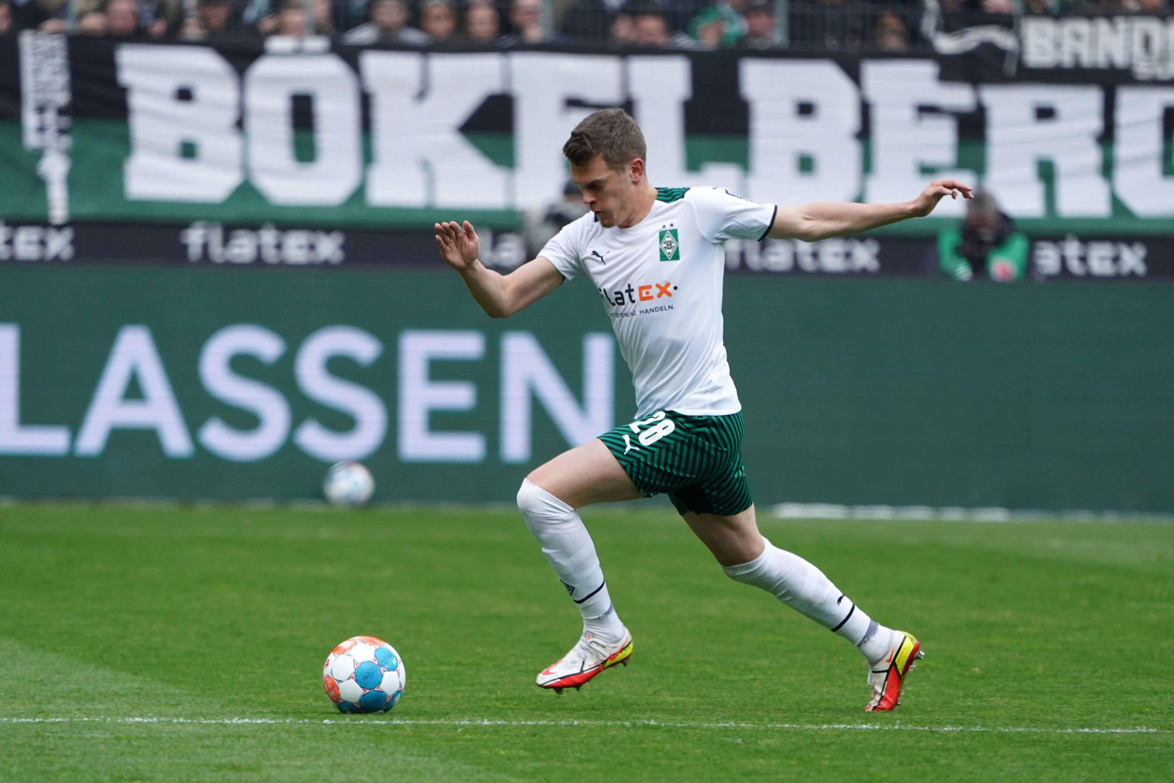 Matthias Ginter spielt in einem Spiel von Borussia Mönchengladbach den Ball.