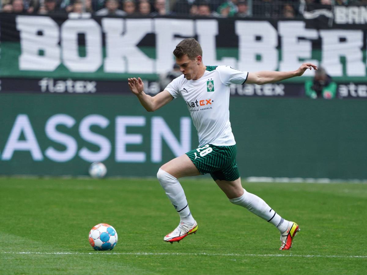 Matthias Ginter, Abwehrspieler von Borussia Mönchengladbach, am 3. April während eines Sprints mit Ball beim Bundesliga-Spiel gegen Mainz 05.