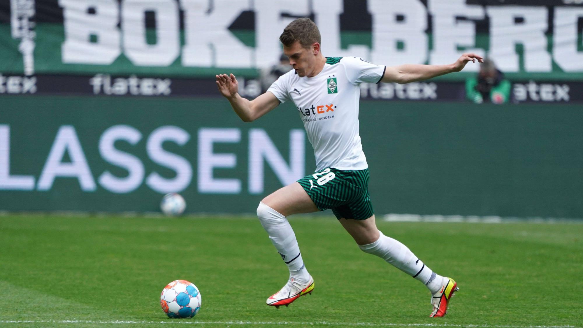 Matthias Ginter spielt in einem Spiel von Borussia Mönchengladbach den Ball.