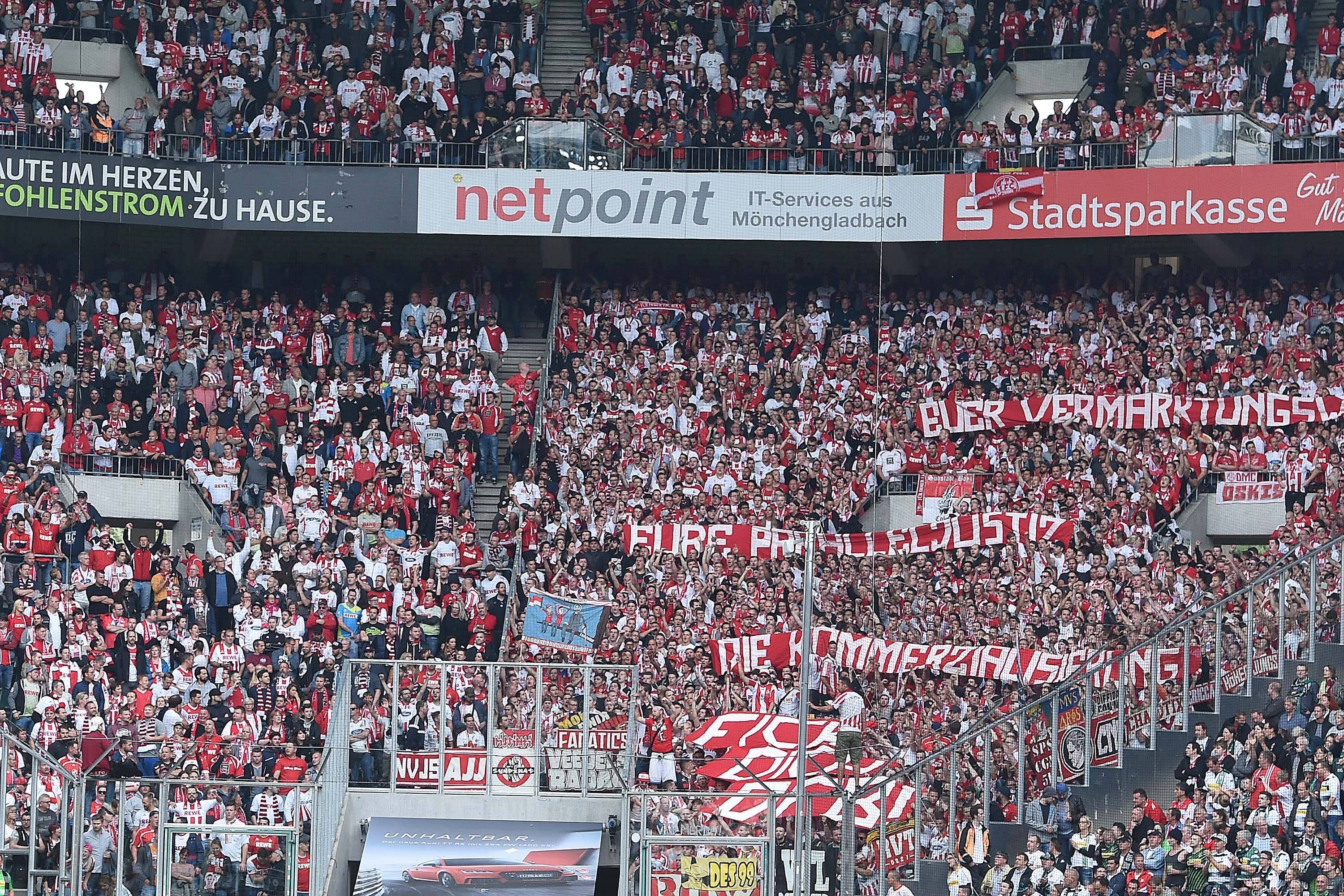Gästefans des 1. FC Köln während eines Auswärtsspiels bei Borussia Mönchengladbach am 20. August 2017.