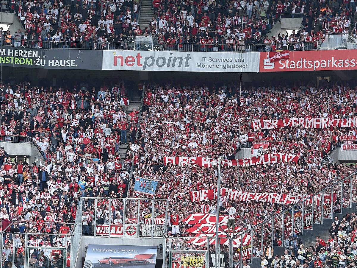Gästefans des 1. FC Köln während eines Auswärtsspiels bei Borussia Mönchengladbach am 20. August 2017.