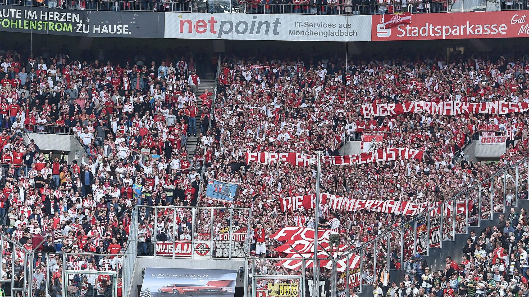 Gästefans des 1. FC Köln während eines Auswärtsspiels bei Borussia Mönchengladbach am 20. August 2017.