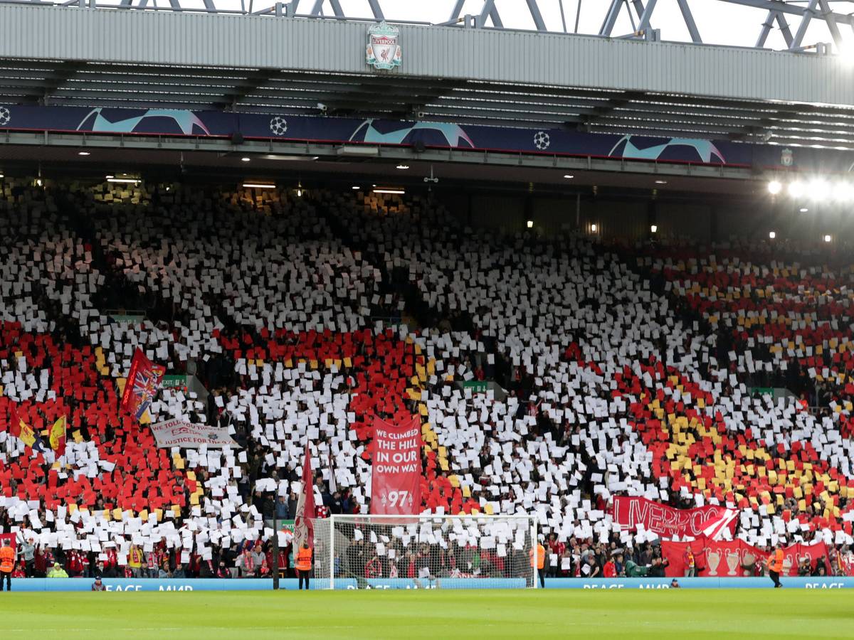 Beim Spiel zwischen dem FC Liverpool und Benfica Lissabon am Mittwoch (14. April 2022) wurde den Opfern der Hillsborough-Katastrophe gedacht. In der Halbzeitpause wurde außerdem die „Elf vom Niederrhein“ gespielt.