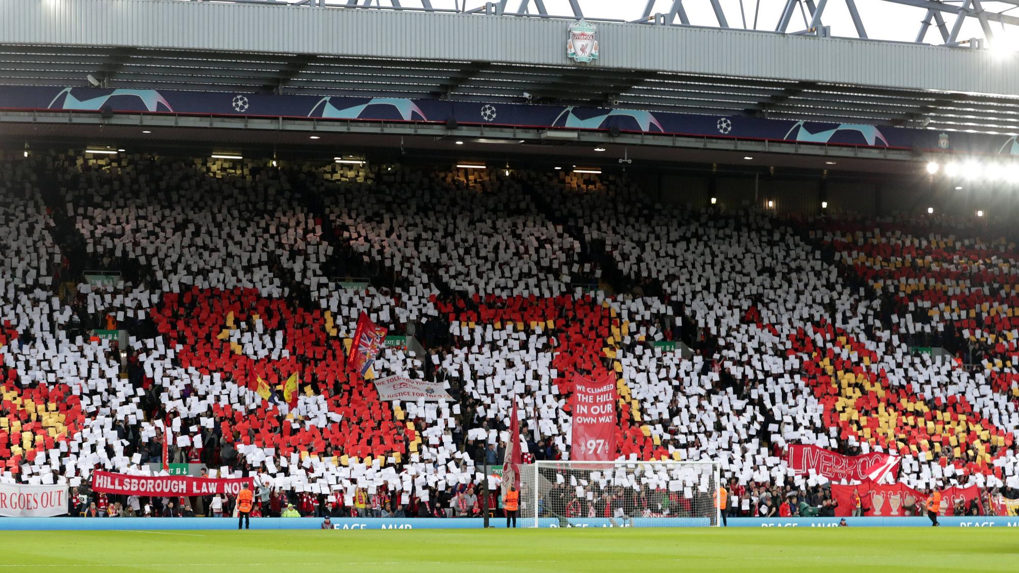 Beim Spiel zwischen dem FC Liverpool und Benfica Lissabon am Mittwoch (14. April 2022) wurde den Opfern der Hillsborough-Katastrophe gedacht. In der Halbzeitpause wurde außerdem die „Elf vom Niederrhein“ gespielt.