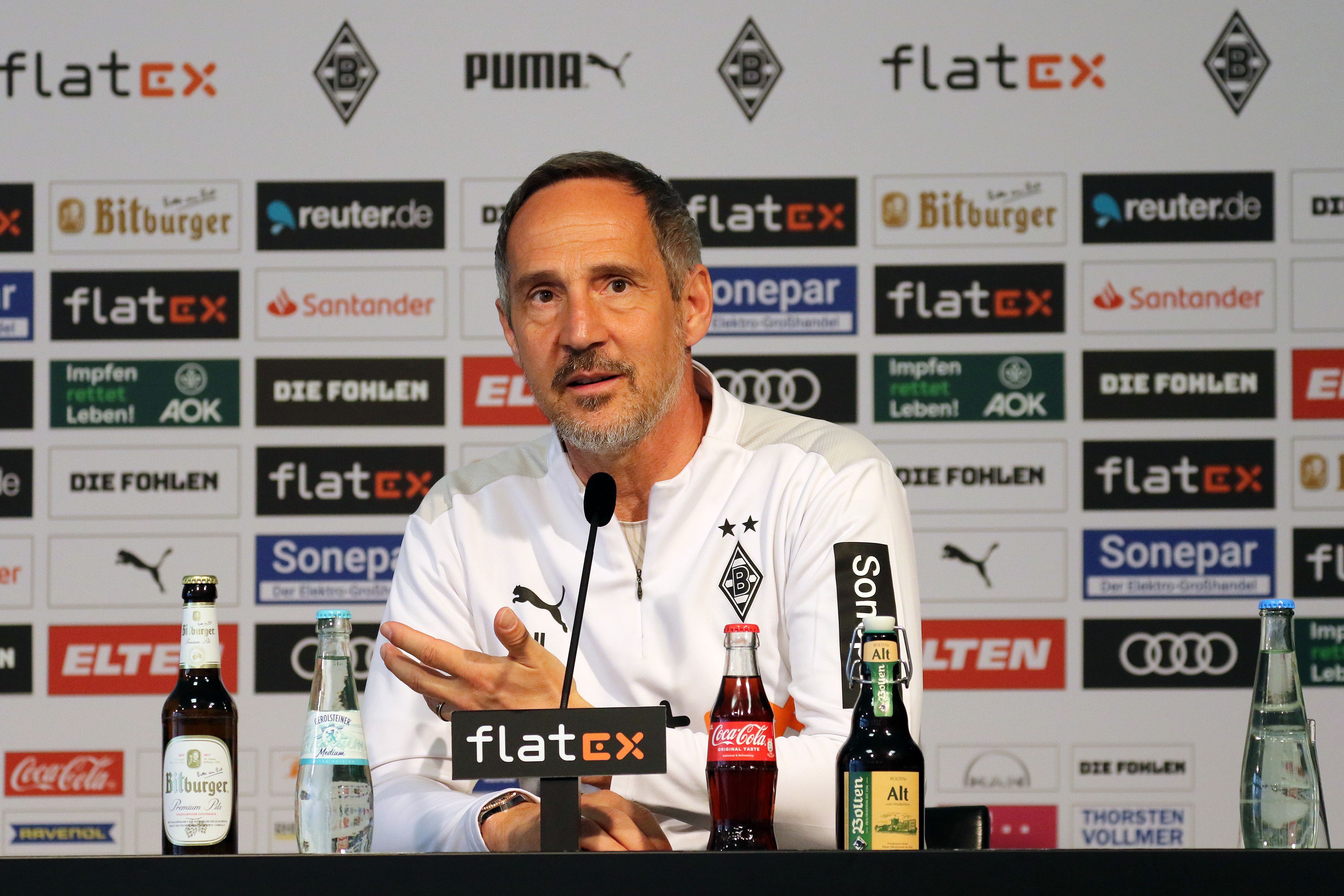 Adi Hütter, Cheftrainer von Borussia Mönchengladbach, spricht am 14. April 2022 während einer Pressekonferenz im Borussia-Park. Hütter macht eine Geste.