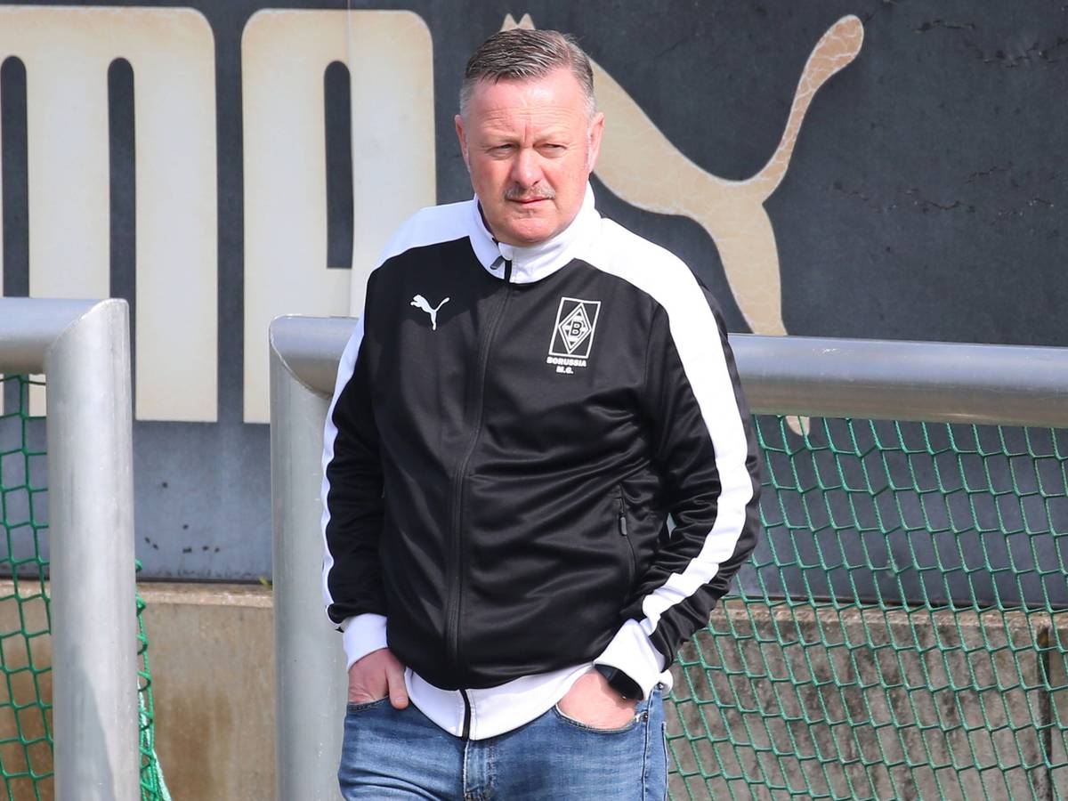 Gladbach-Manager Roland Virkus schaut sich am 14. April 2022 das Training der Profis im Borussia-Park an. Virkus hat die Hände in seinen vorderen Hosentaschen.