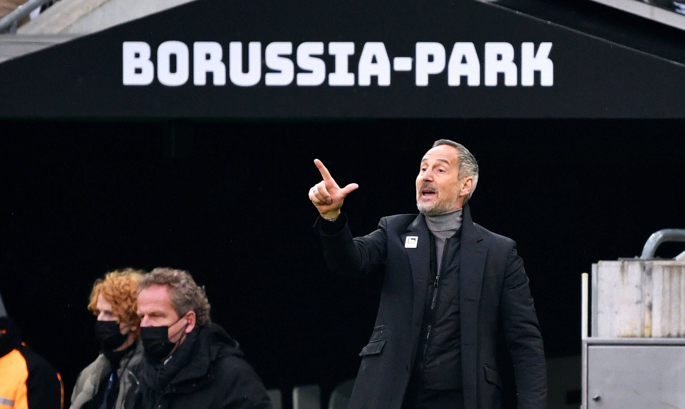 Cheftrainer Adi Hütter von Bundesligist Borussia Mönchengladbach, auf diesem Foto am 3. April 2022 im Borussia-Park zu sehen. Hütter macht eine Geste, zeigt zwei Finger.