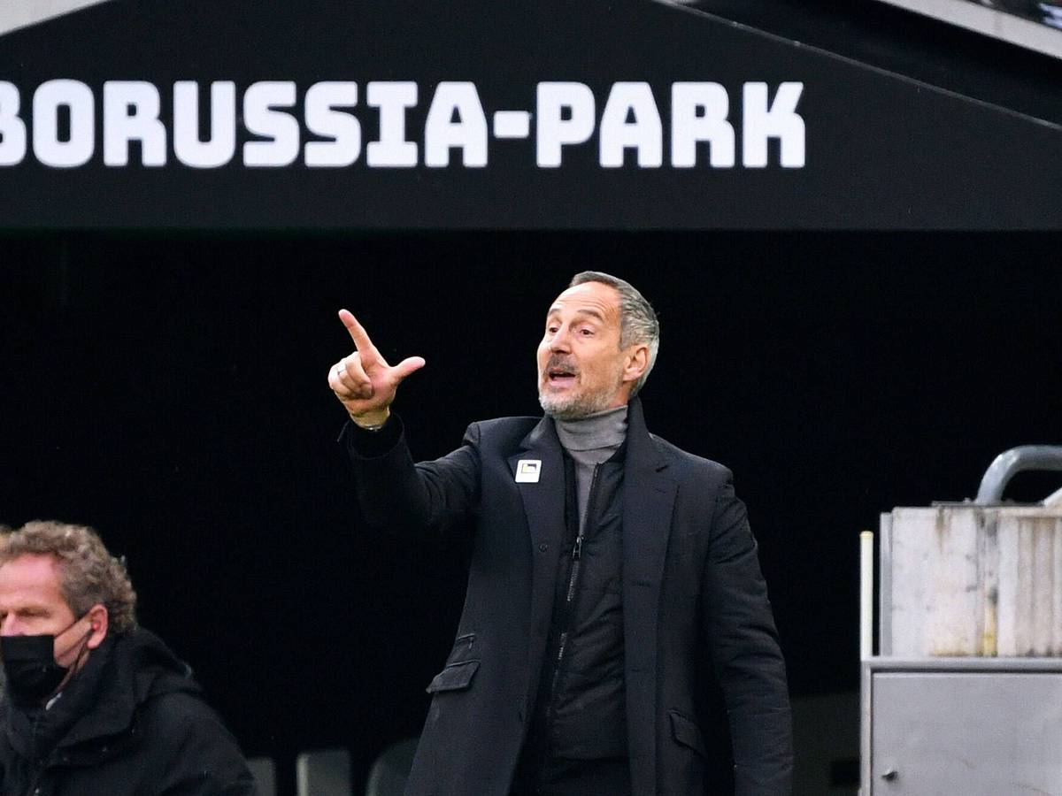 Cheftrainer Adi Hütter von Bundesligist Borussia Mönchengladbach, auf diesem Foto am 3. April 2022 im Borussia-Park zu sehen. Hütter macht eine Geste, zeigt zwei Finger.