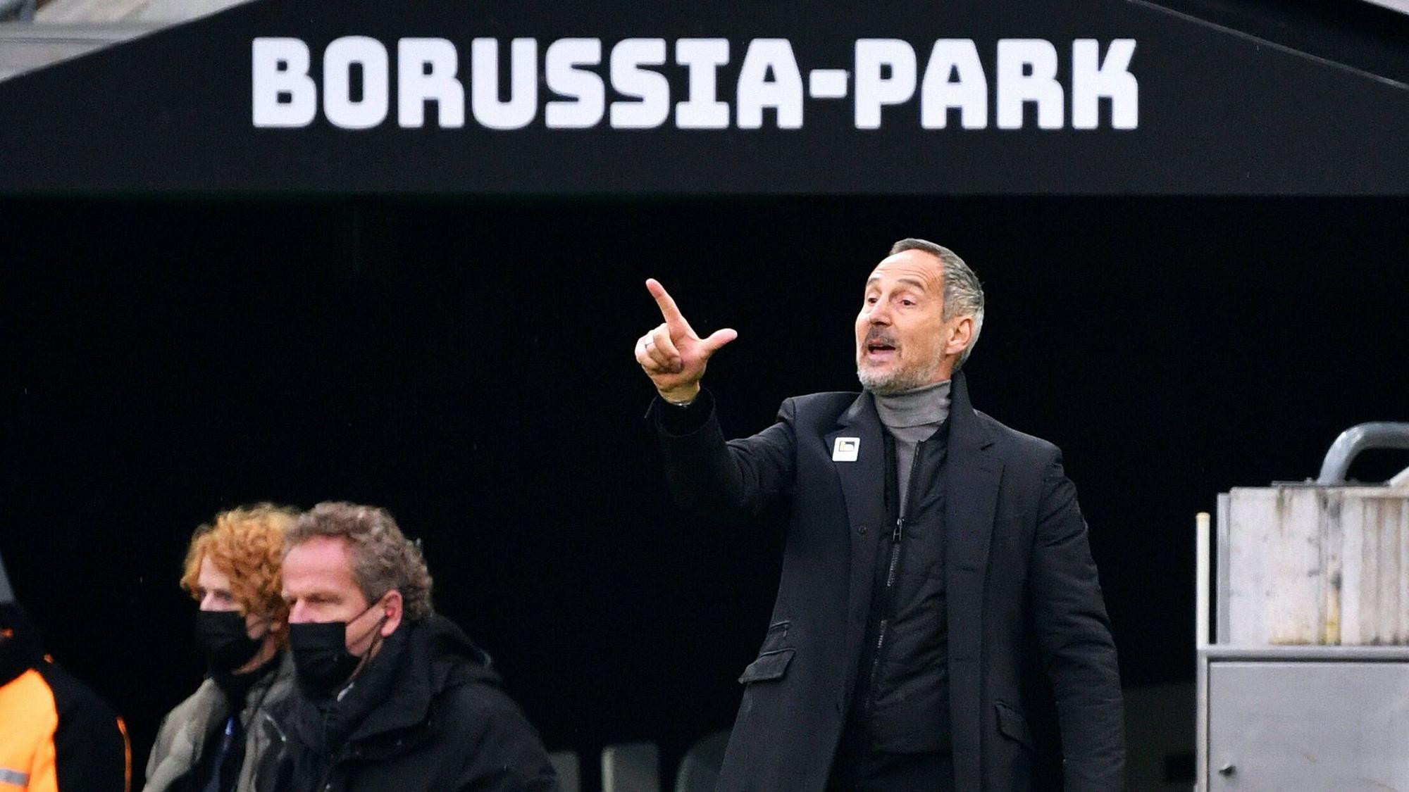 Cheftrainer Adi Hütter von Bundesligist Borussia Mönchengladbach, auf diesem Foto am 3. April 2022 im Borussia-Park zu sehen. Hütter macht eine Geste, zeigt zwei Finger.