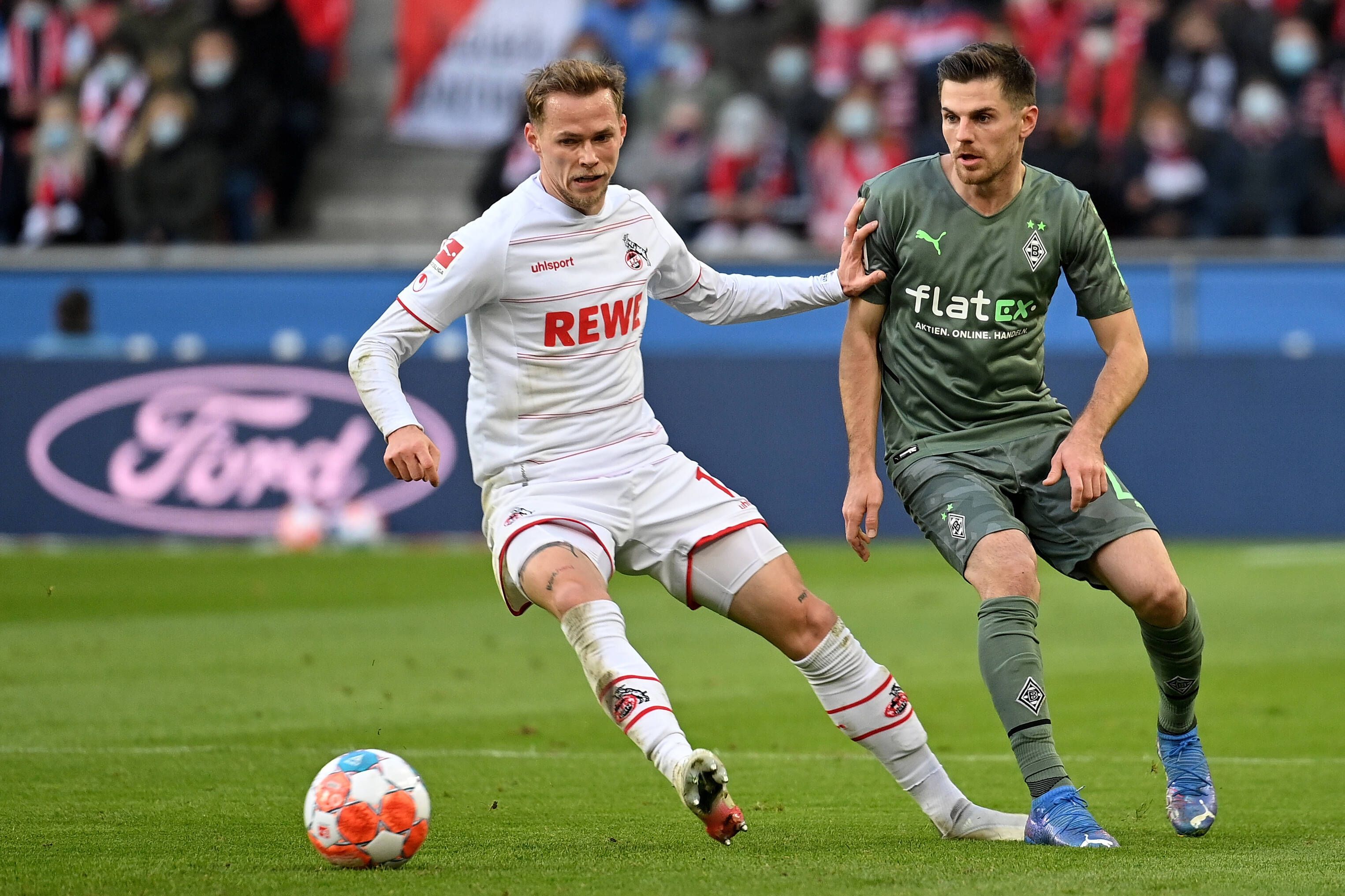 Ondrej Duda vom 1. FC Köln (l.) im Zweikampf mit Jonas Hofmann von Borussia Mönchengladbach (r.) beim Hinspiel am 27. November 2021 in Köln.