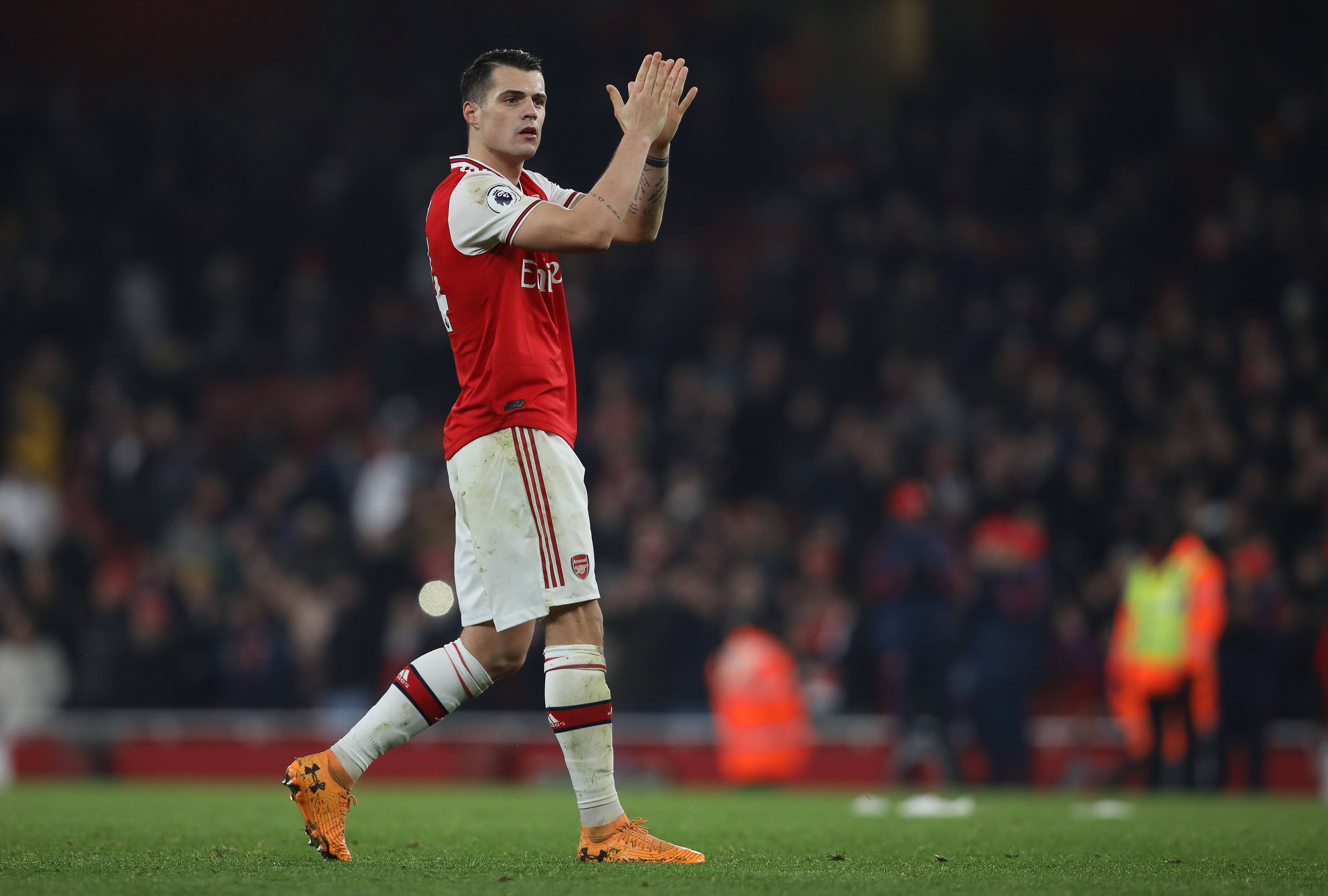 Der ehemalige Gladbach-Kapitän Granit Xhaka applaudiert in Richtung Fans von Arsenal London am 1. Januar 2020 im „Emirates Stadium“. Xhaka schreitet über das Spielfeld.