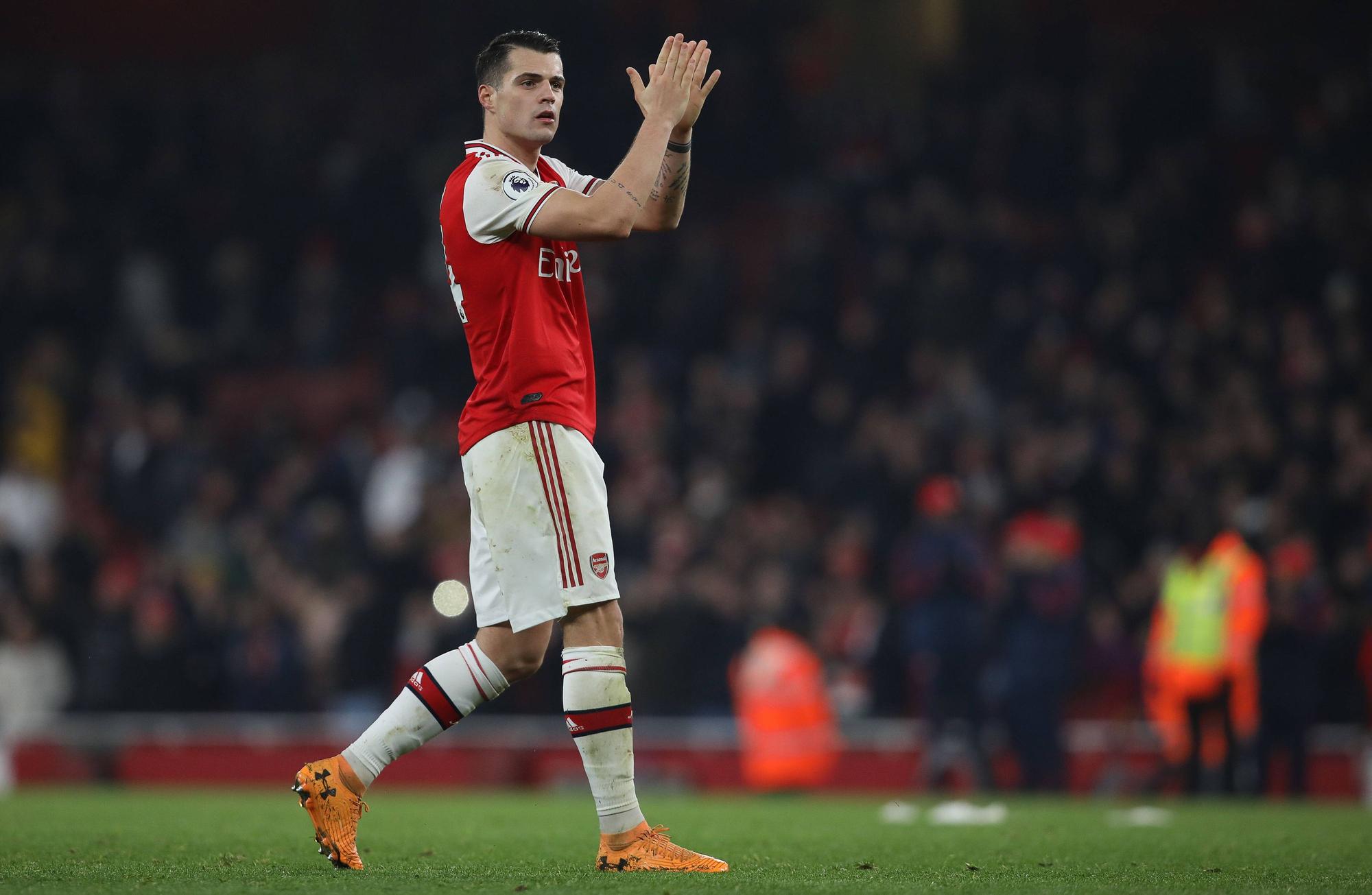 Der ehemalige Gladbach-Kapitän Granit Xhaka applaudiert in Richtung Fans von Arsenal London am 1. Januar 2020 im „Emirates Stadium“. Xhaka schreitet über das Spielfeld.