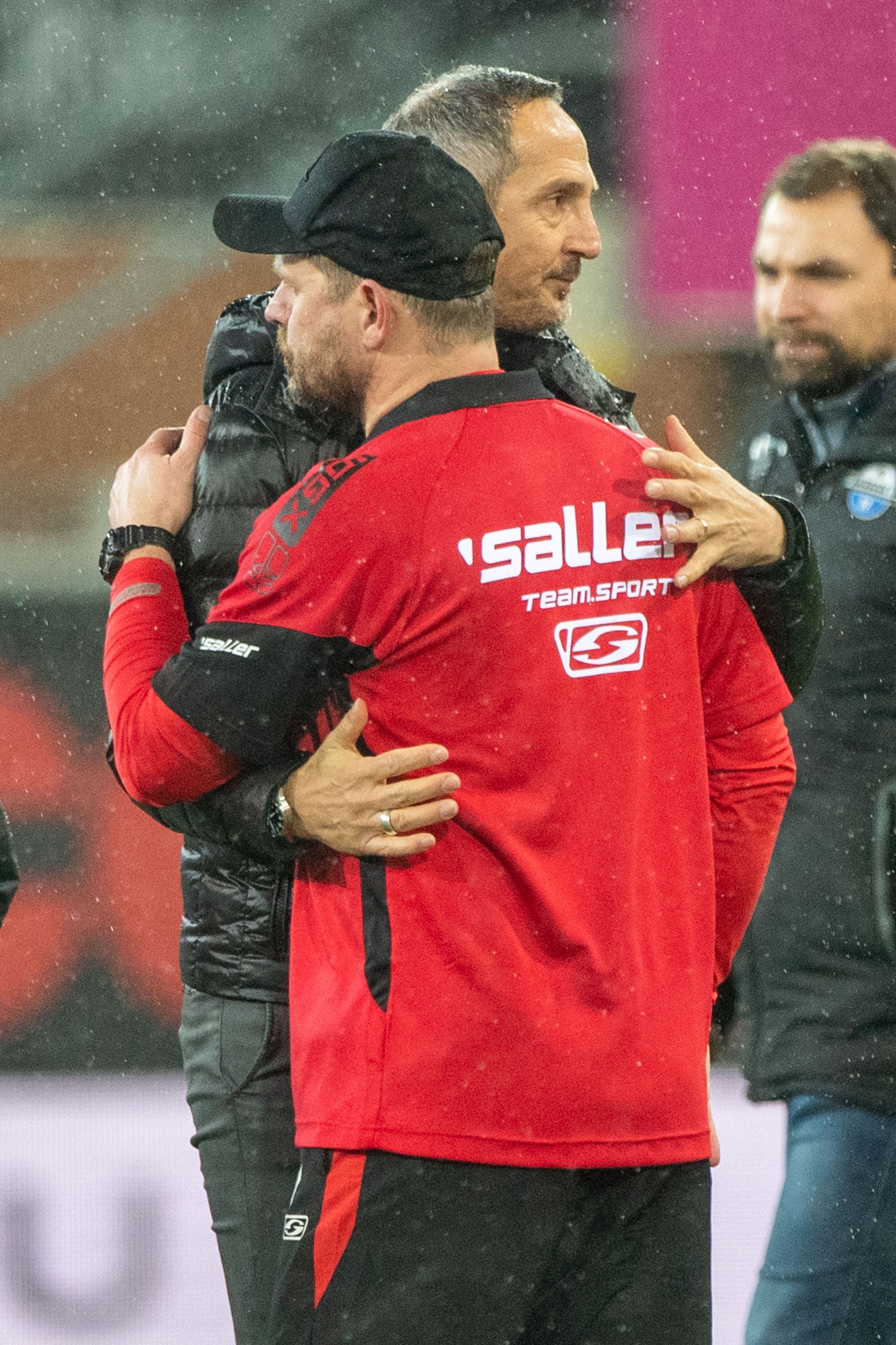 Zwei, die sich schätzen: Adi Hütter (l.), Trainer von Borussia Mönchengladbach und Steffen Baumgart, Trainer des 1. FC Köln, hier bei einem Aufeinandertreffen zwischen Frankfurt und Paderborn am 22. Dezember 2019.