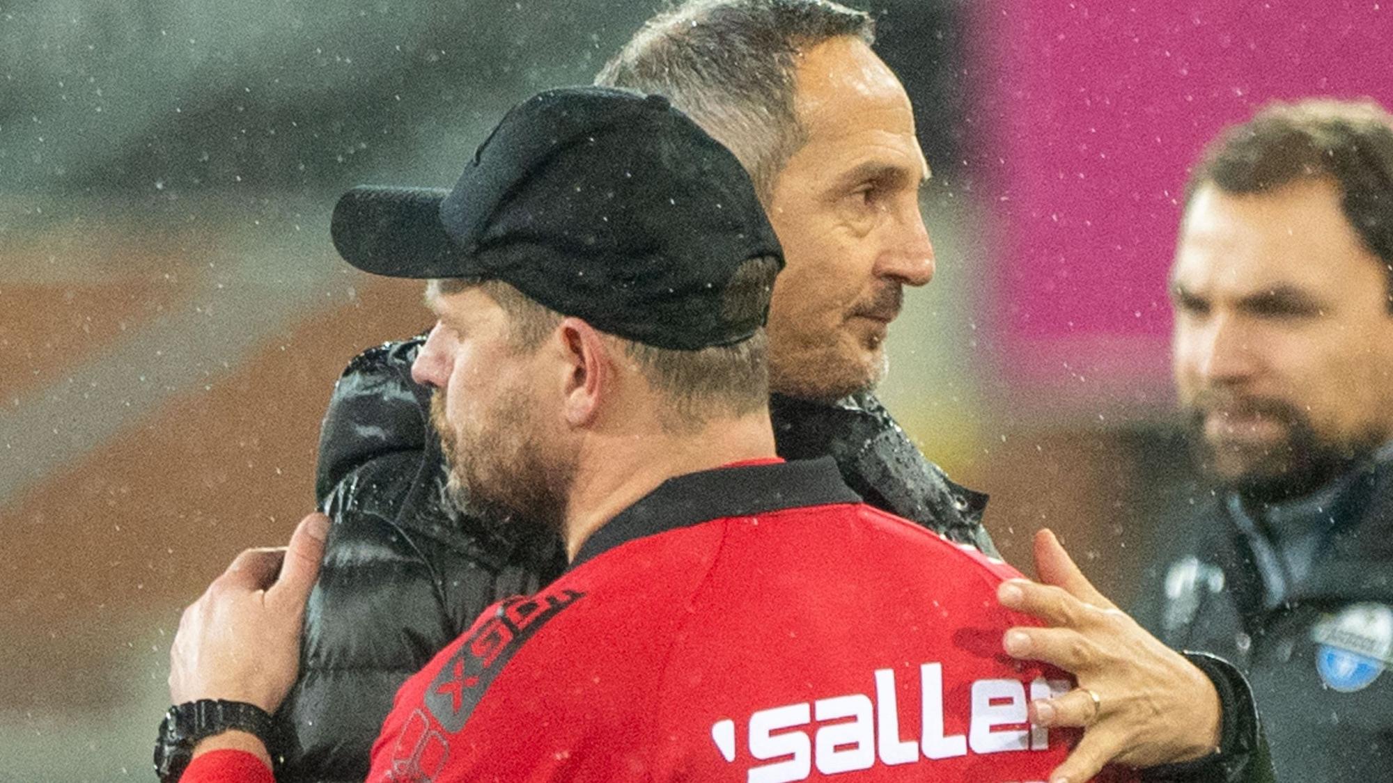 Zwei, die sich schätzen: Adi Hütter (l.), Trainer von Borussia Mönchengladbach und Steffen Baumgart, Trainer des 1. FC Köln, hier bei einem Aufeinandertreffen zwischen Frankfurt und Paderborn am 22. Dezember 2019.