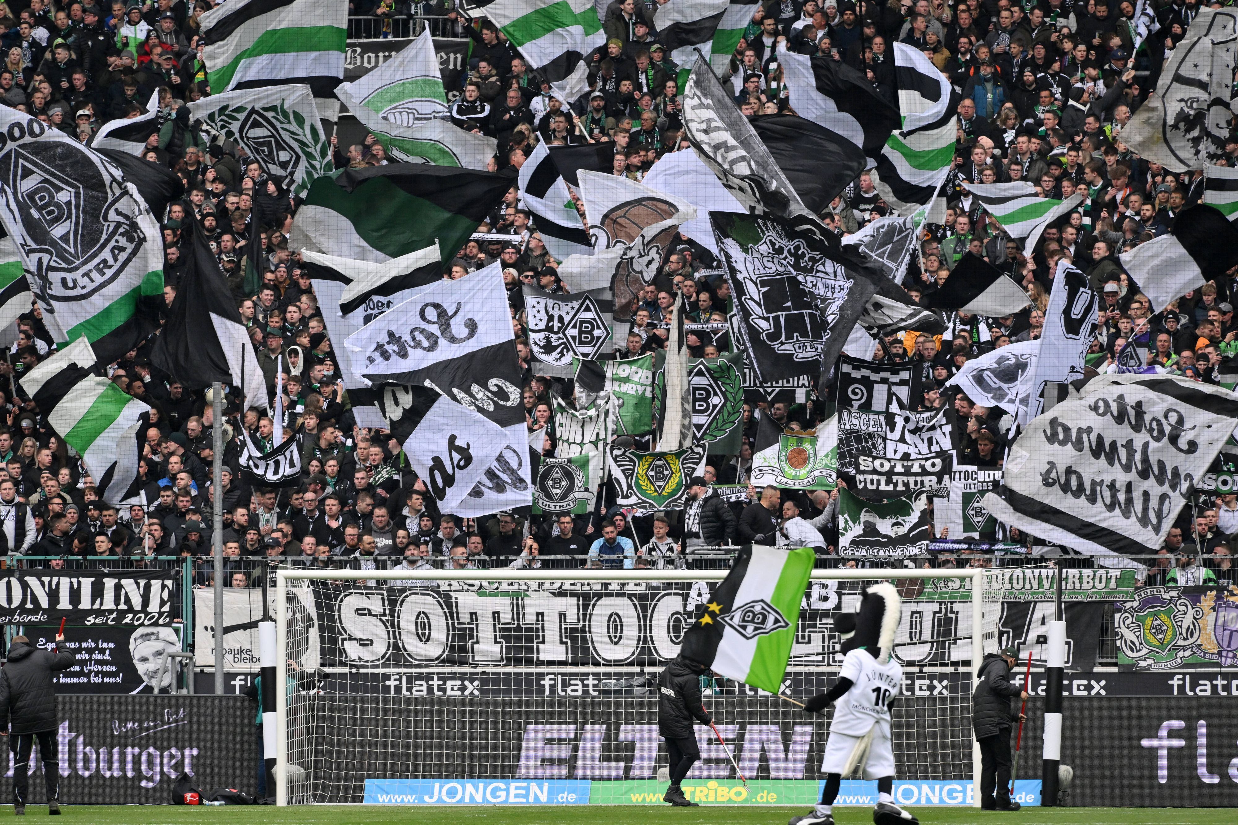 Die Nordkurve im Borussia-Park. Die Fans von Borussia Mönchengladbach feuern ihre Mannschaft am 3. April 2022 an. Maskottchen Jünter ist im Vordergrund.