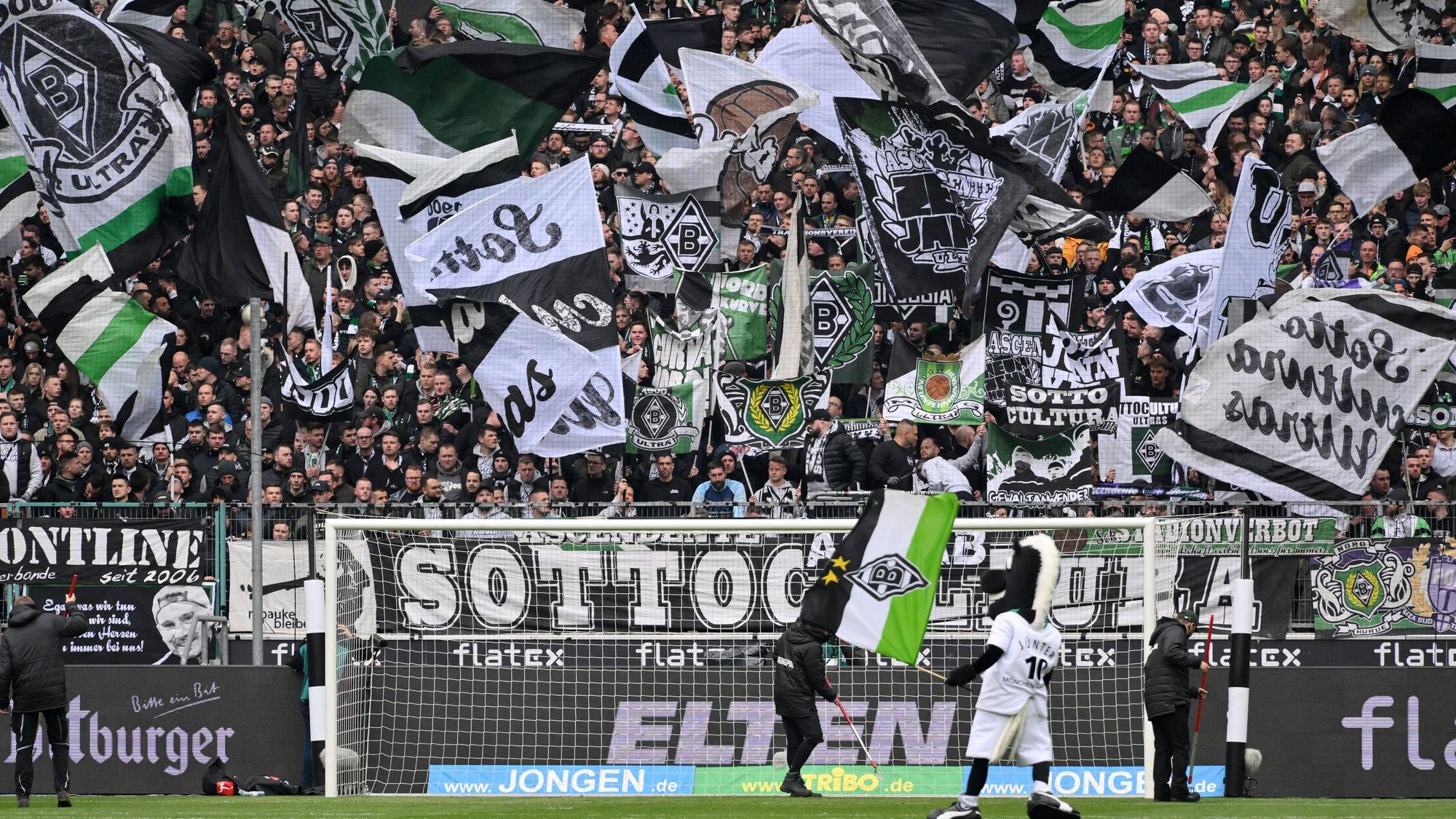 Die Nordkurve im Borussia-Park. Die Fans von Borussia Mönchengladbach feuern ihre Mannschaft am 3. April 2022 an. Maskottchen Jünter ist im Vordergrund.