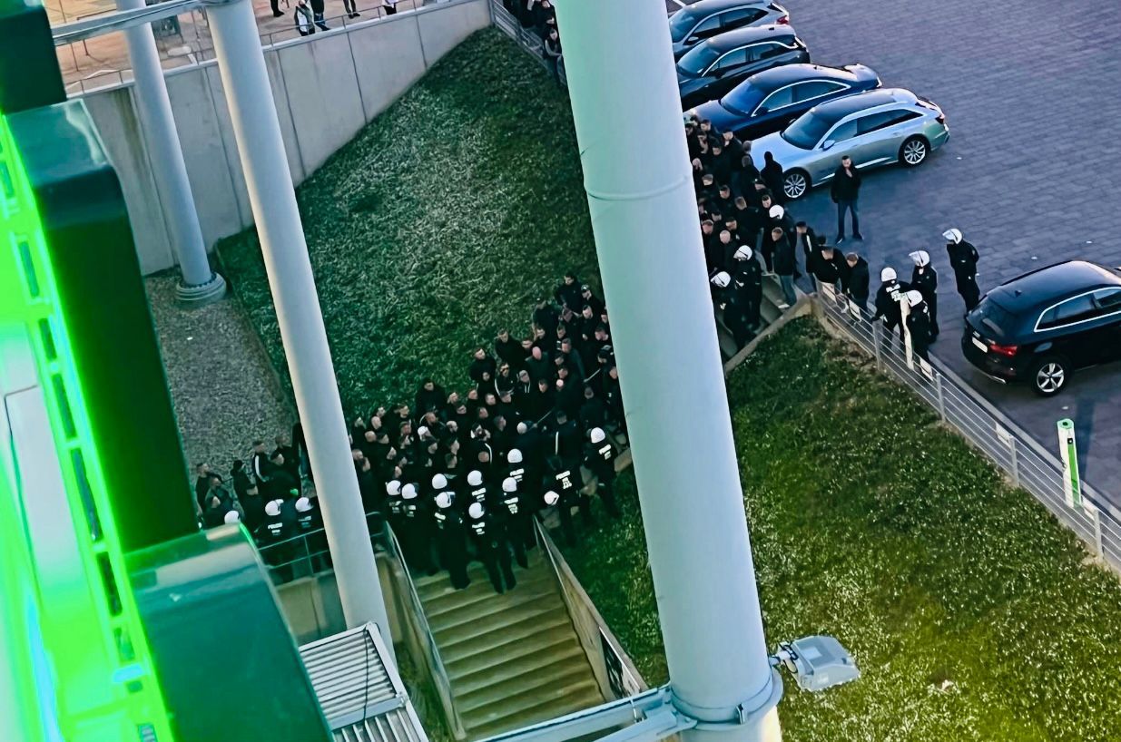 ! Gladbacher Ultras sind nach der Derby-Schmach gegen den 1. FC Köln am Samstagabend (16. April 2022) vor dem Kabinen-Eingang der Profis im Borussia-Park aufmarschiert. Die Polizei greift ein.rk