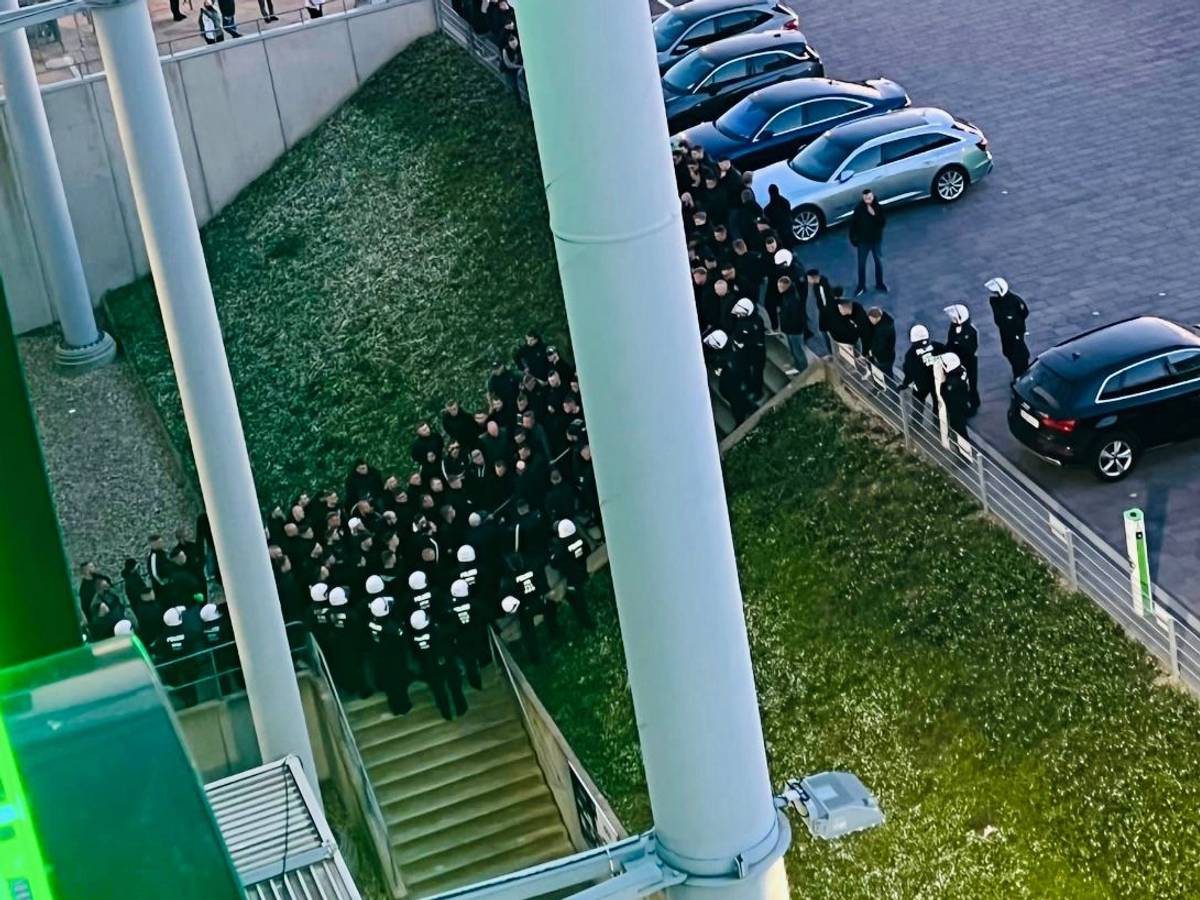Ausnahmezustand im Borussia-Park! Gladbacher Ultras sind nach der Derby-Schmach gegen den 1. FC Köln am Samstagabend (16. April 2022) vor dem Kabinen-Eingang der Profis im Borussia-Park aufmarschiert. Die Polizei greift ein. Die Ultras sind schwarz gekleidet