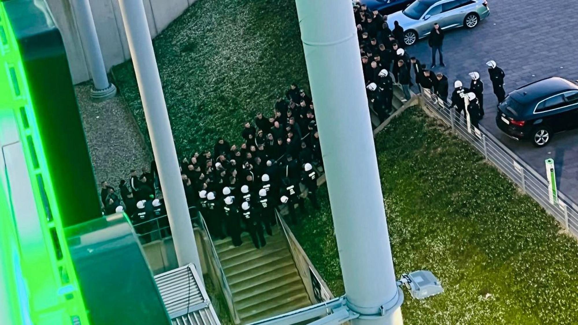 ! Gladbacher Ultras sind nach der Derby-Schmach gegen den 1. FC Köln am Samstagabend (16. April 2022) vor dem Kabinen-Eingang der Profis im Borussia-Park aufmarschiert. Die Polizei greift ein.rk