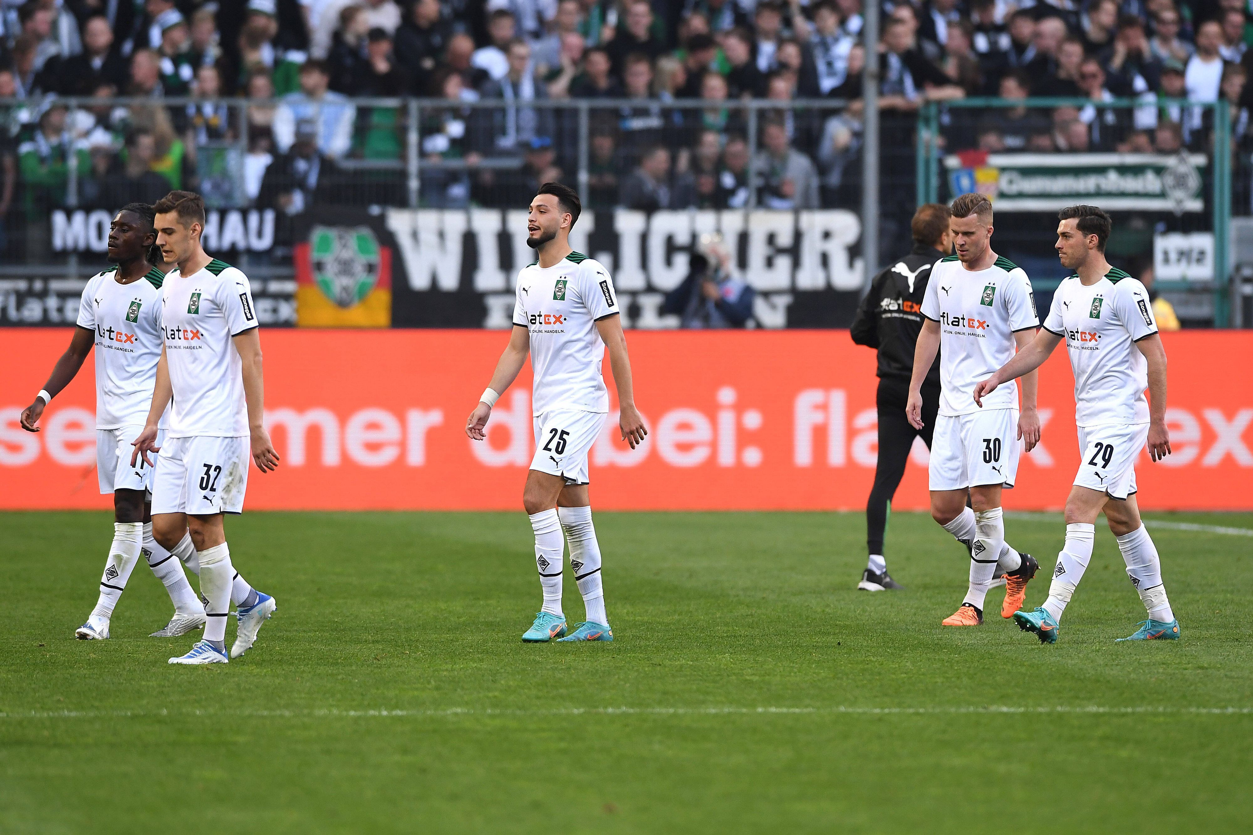 Die Spieler von Borussia Mönchengladbach gehen enttäuscht vom Spielfeld. Sie haben im Derby gegen den 1. FC Köln (16. April 2022) keine Chance gehabt und verloren. Kone, Neuhaus, Bensebainin, Elcedi und Scally.