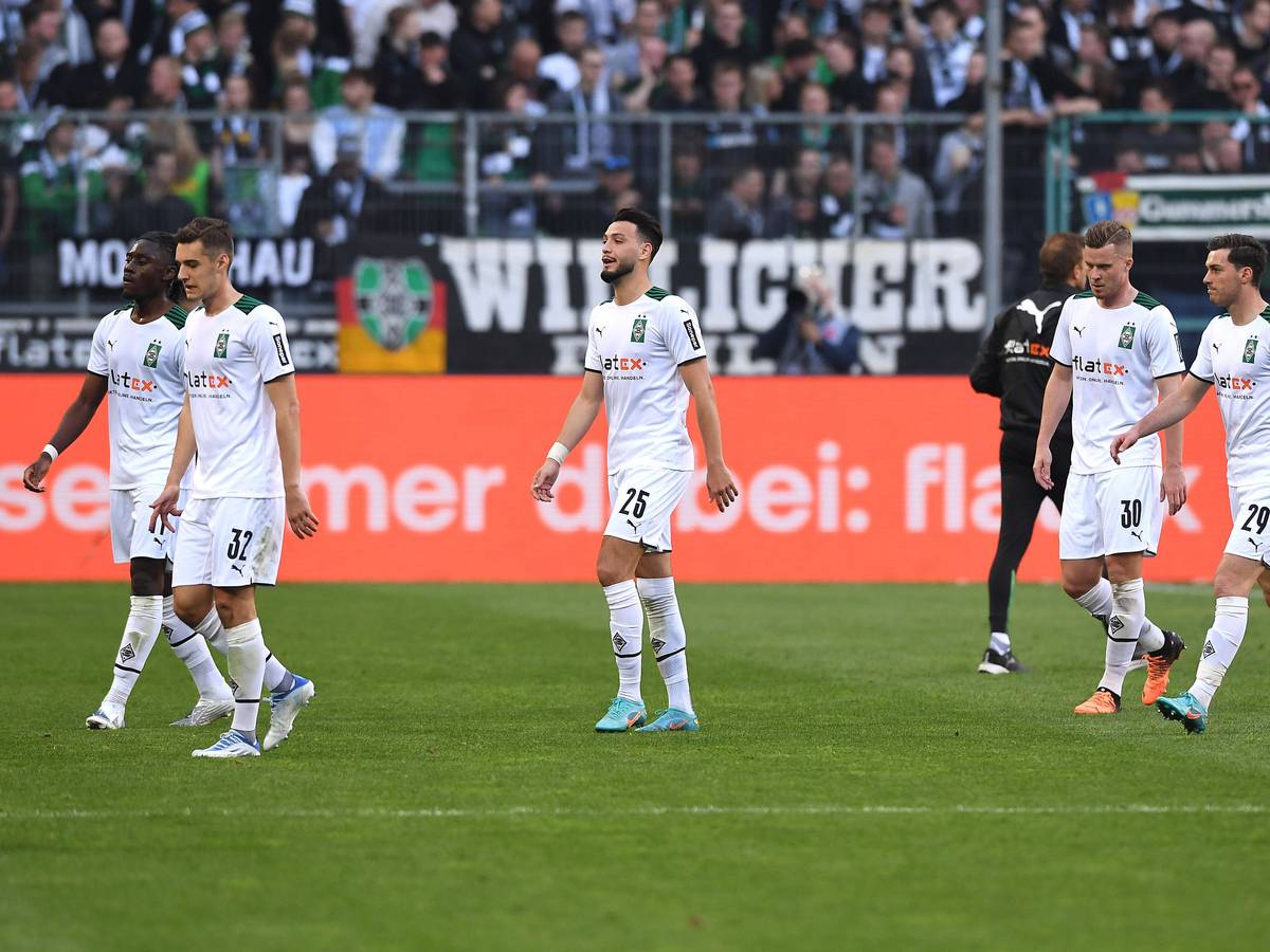 Die Spieler von Borussia Mönchengladbach gehen enttäuscht vom Spielfeld. Sie haben im Derby gegen den 1. FC Köln (16. April 2022) keine Chance gehabt und verloren. Kone, Neuhaus, Bensebainin, Elcedi und Scally.