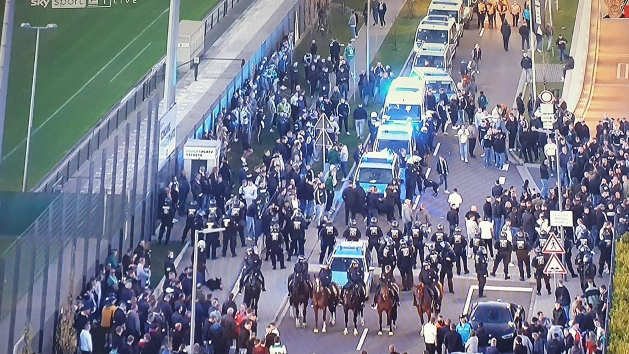 Gladbacher Fans versammeln sich nach Spielende im Bereich westlich des Borussia-Parks.