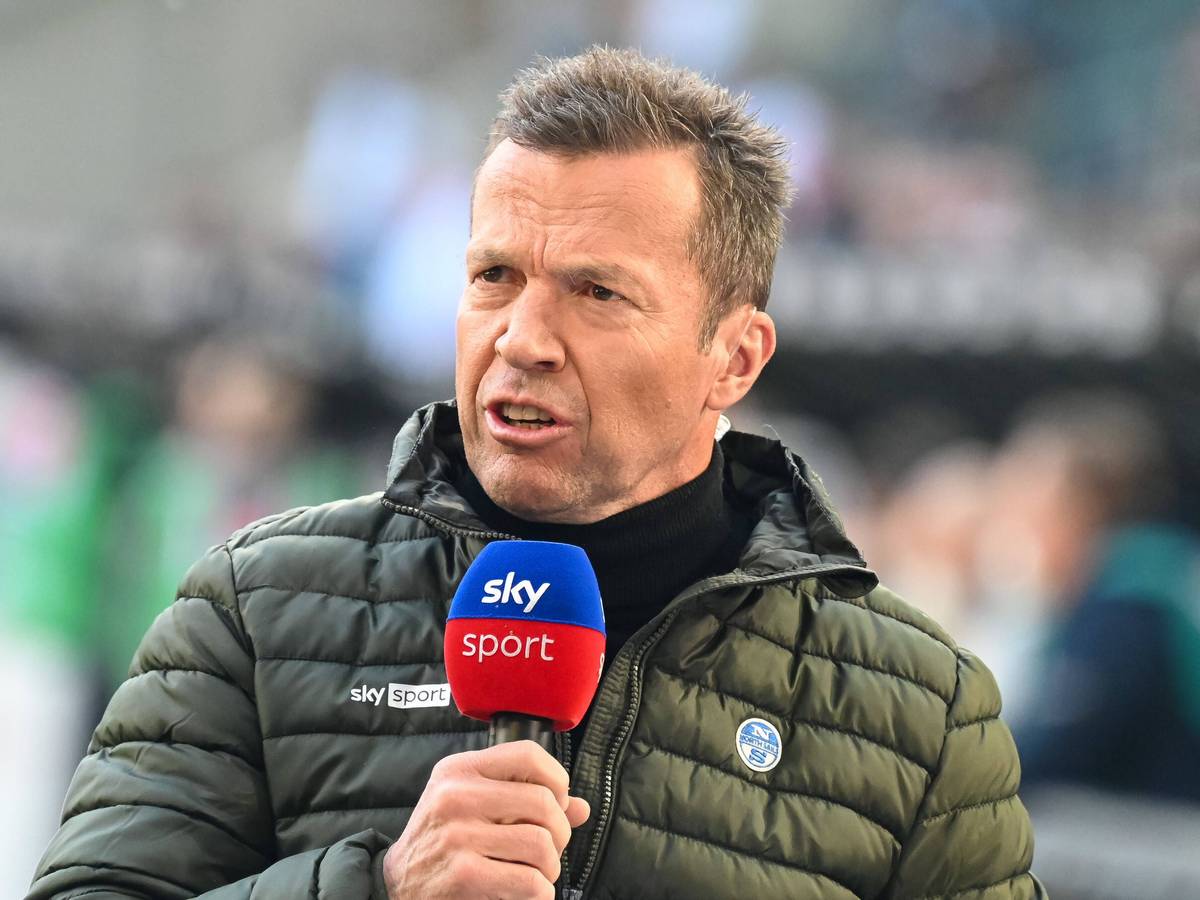 Lothar Matthäus spricht als Sky-Experte beim Spiel Borussia Mönchengladbach gegen den 1. FC Köln ins Mikro
