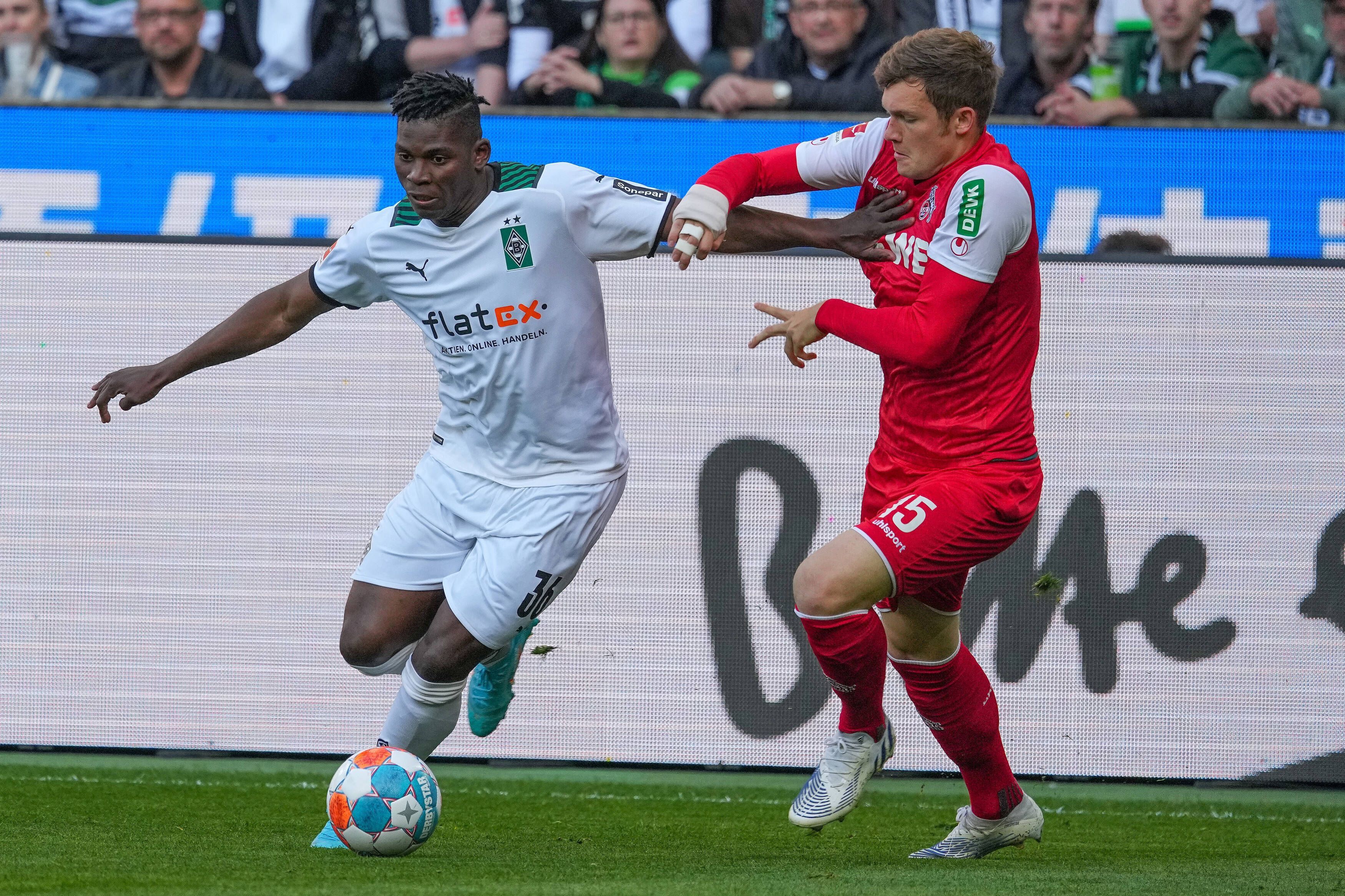 Breel Embolo (l.) von Borussia Mönchengladbach im Duell mit Luca Kilian vom 1. FC Köln am 16. April 2022 im Borussia-Park. Embolo hat den Ball vor sich.