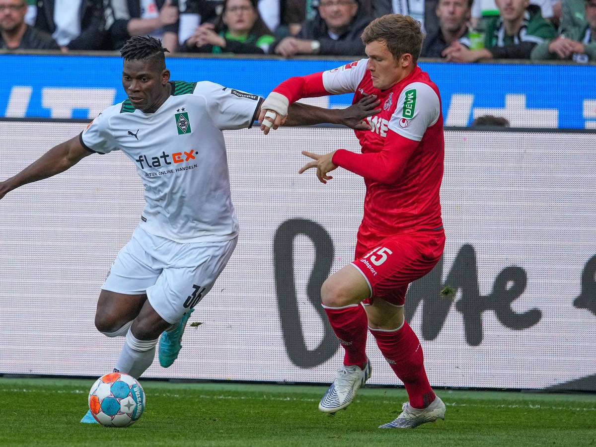 Breel Embolo (l.) von Borussia Mönchengladbach im Duell mit Luca Kilian vom 1. FC Köln am 16. April 2022 im Borussia-Park. Embolo hat den Ball vor sich.