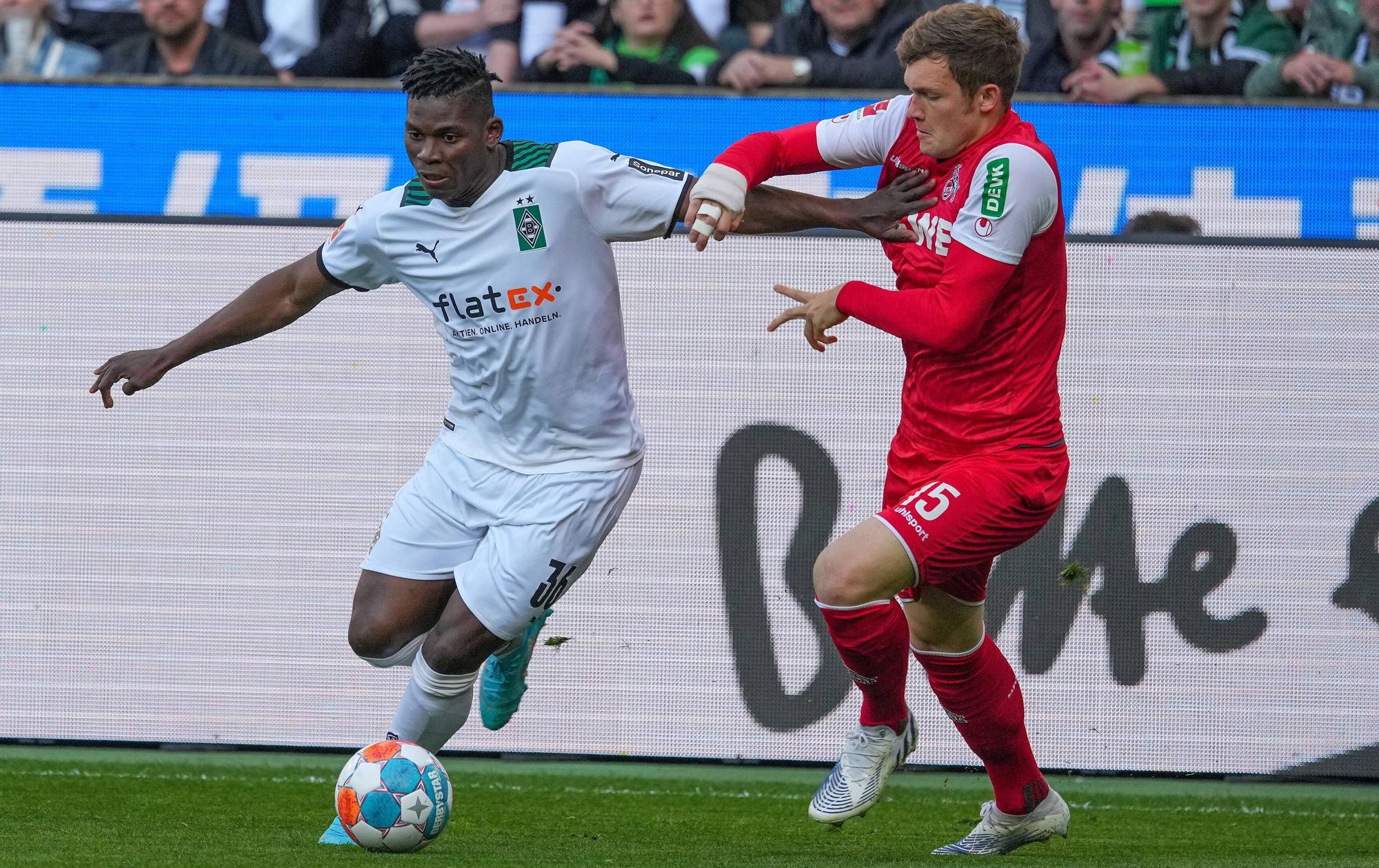 Breel Embolo (l.) von Borussia Mönchengladbach im Duell mit Luca Kilian vom 1. FC Köln am 16. April 2022 im Borussia-Park. Embolo hat den Ball vor sich.